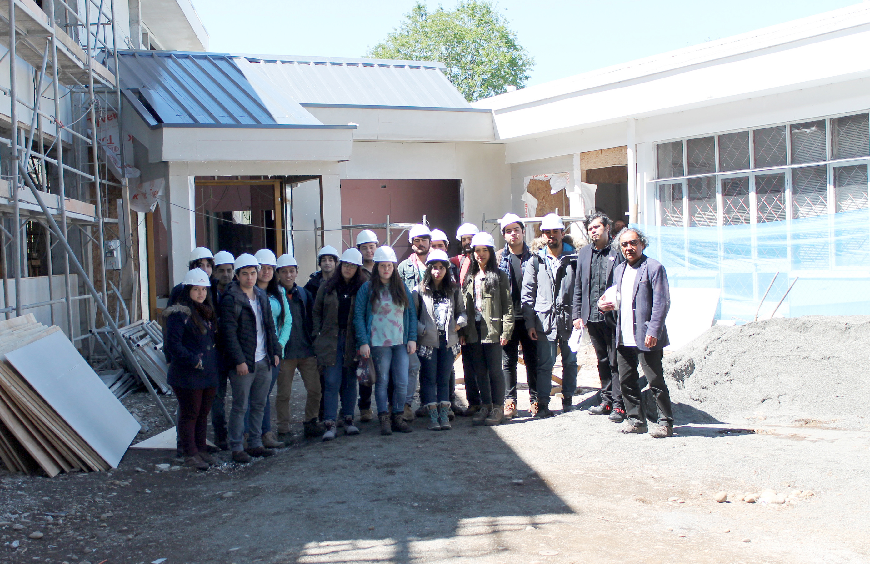 Estudiantes de primer año de arquitectura visitan la obra de ampliación de pabellón Lago Llanquihue