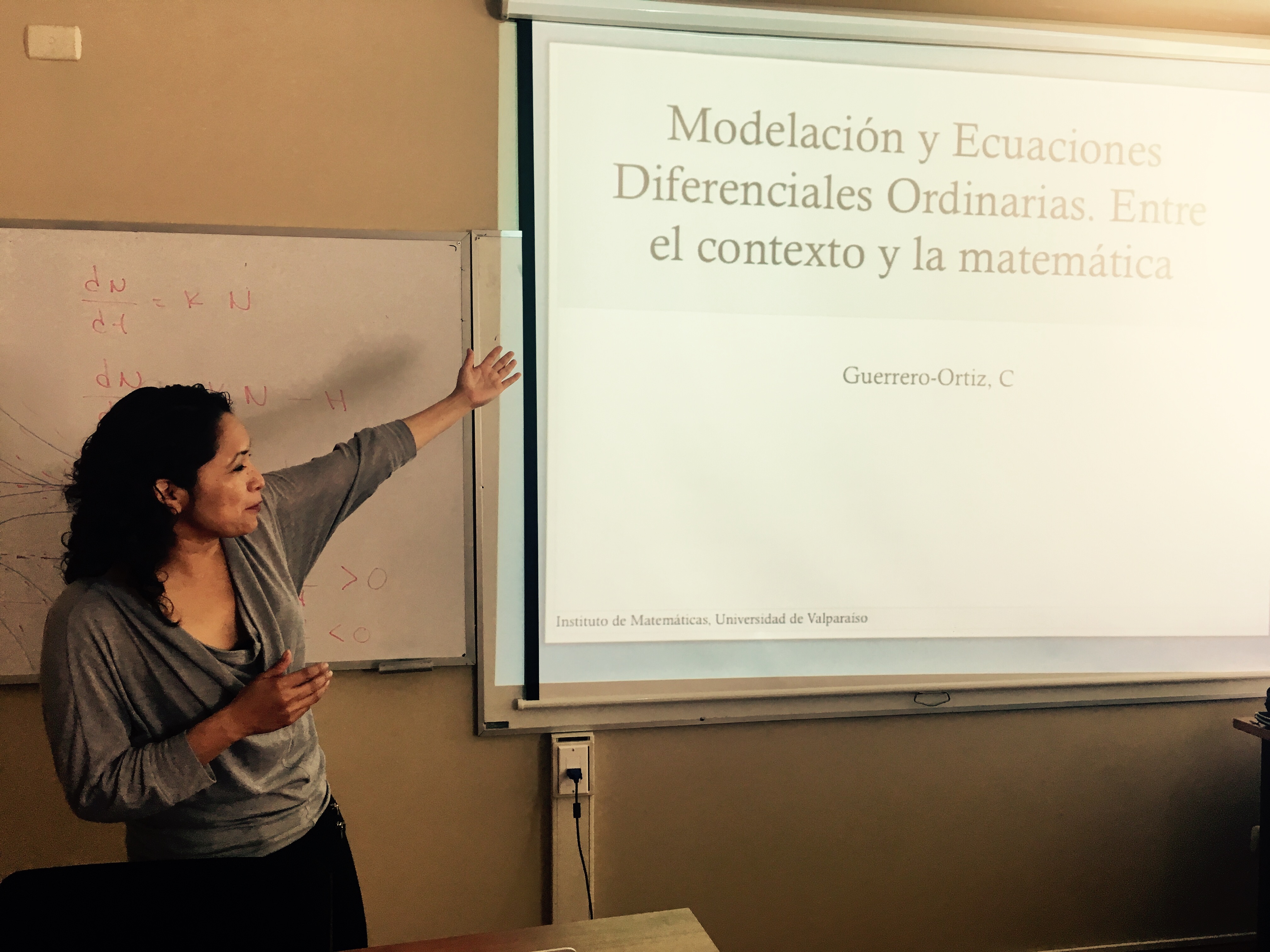 Experta en Matemática Educativa dicta curso a estudiantes de postgrado