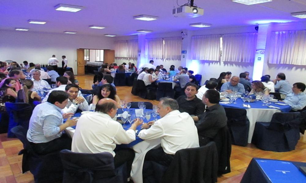 Sede Santiago reunió a funcionarios, egresados y docentes en cena de cierre de año académico 2017
