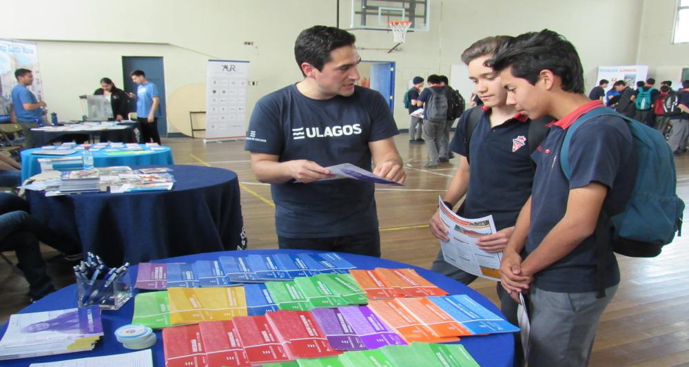 ULagos participa en Feria Vocacional de la AUR que convocó a estudiantes de enseñanza básica y media de Santiago