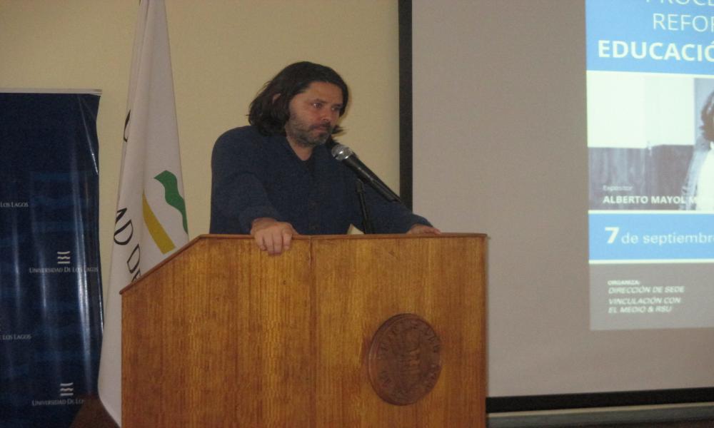 Alberto Mayol sostiene que reforma a la educación superior “está lejos de una solución final”