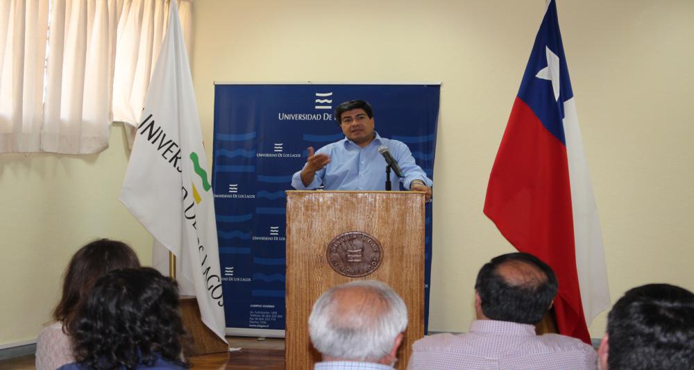 Rector Garrido reafirma función estratégica de la Sede Santiago