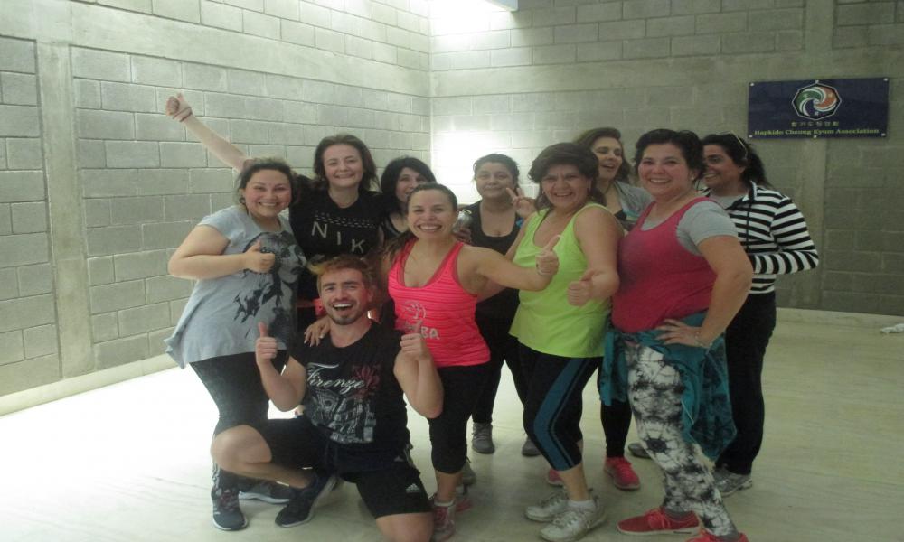 Energía positiva irradia el taller de Zumba para funcionarios de la sede Santiago