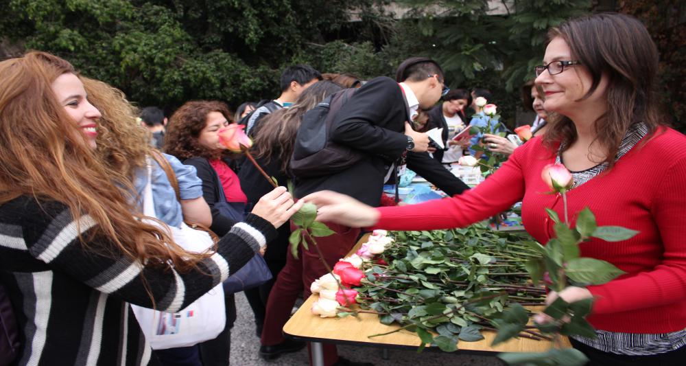Con intercambio de textos y rosas Sede Santiago conmemoró el Día Mundial del Libro y del Derecho de Autor
