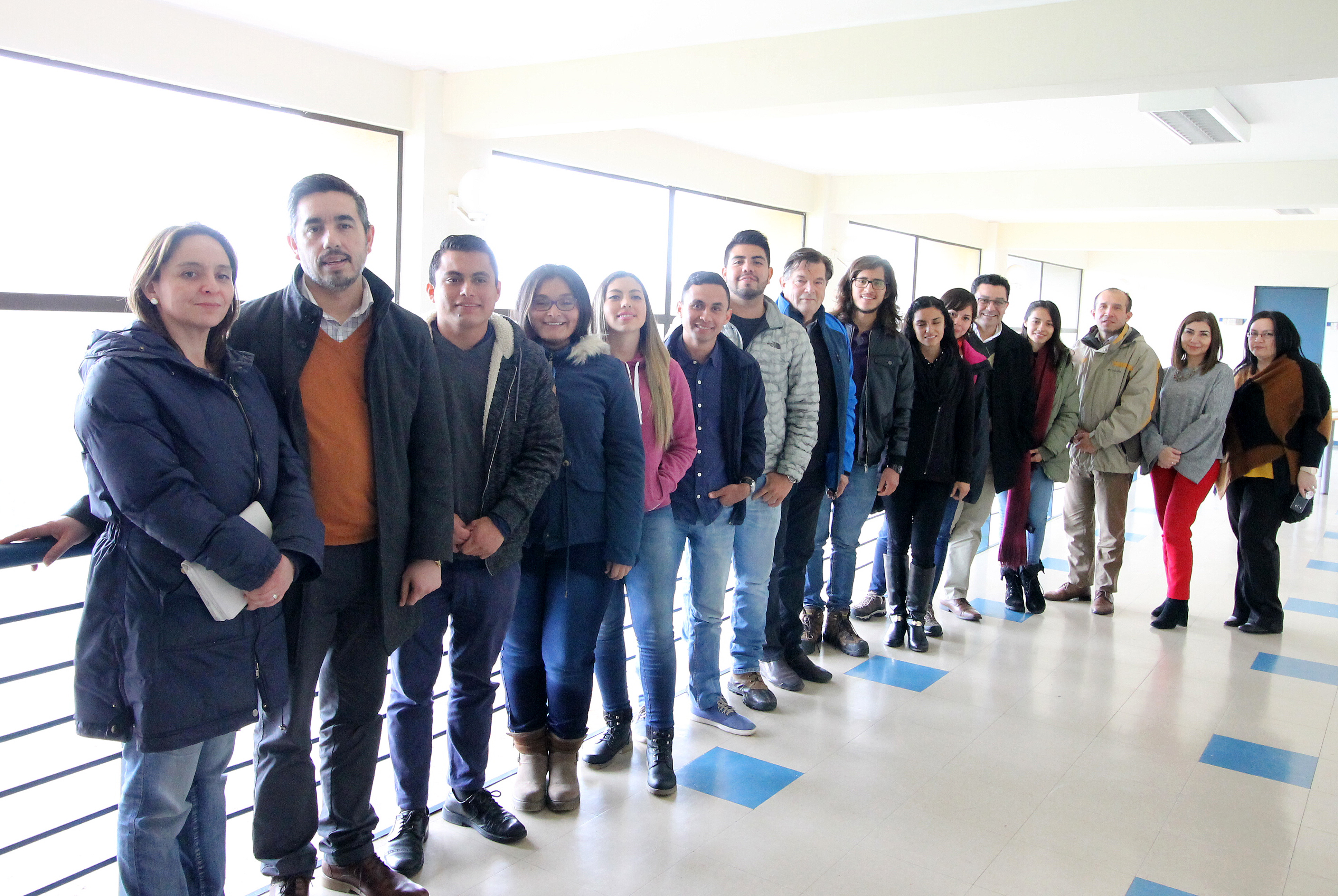 Extranjeros destacan economía, educación y  geografía chilena