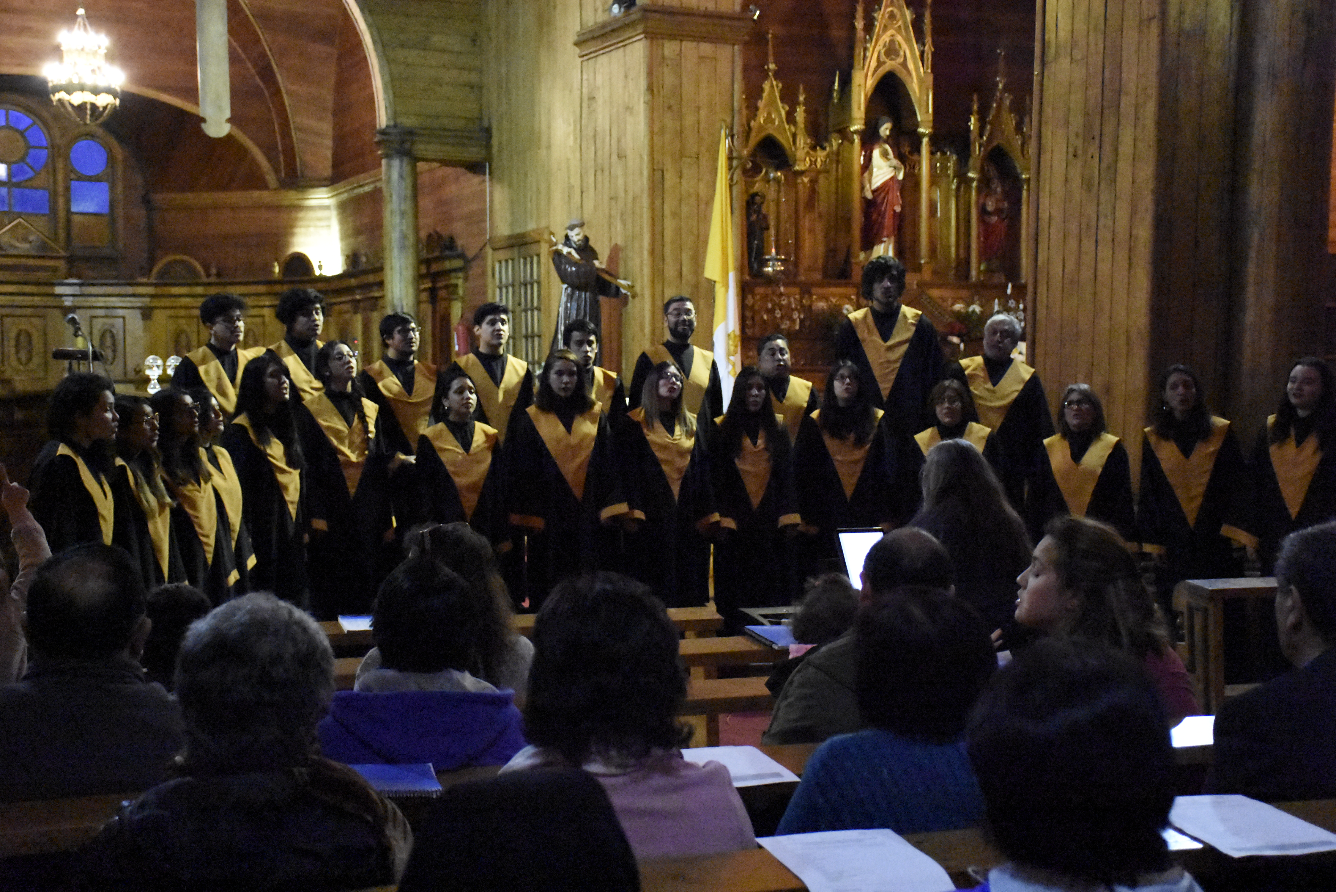 Coro ULagos Campus Puerto Montt, se presentó en la iglesia San Francisco de Castro