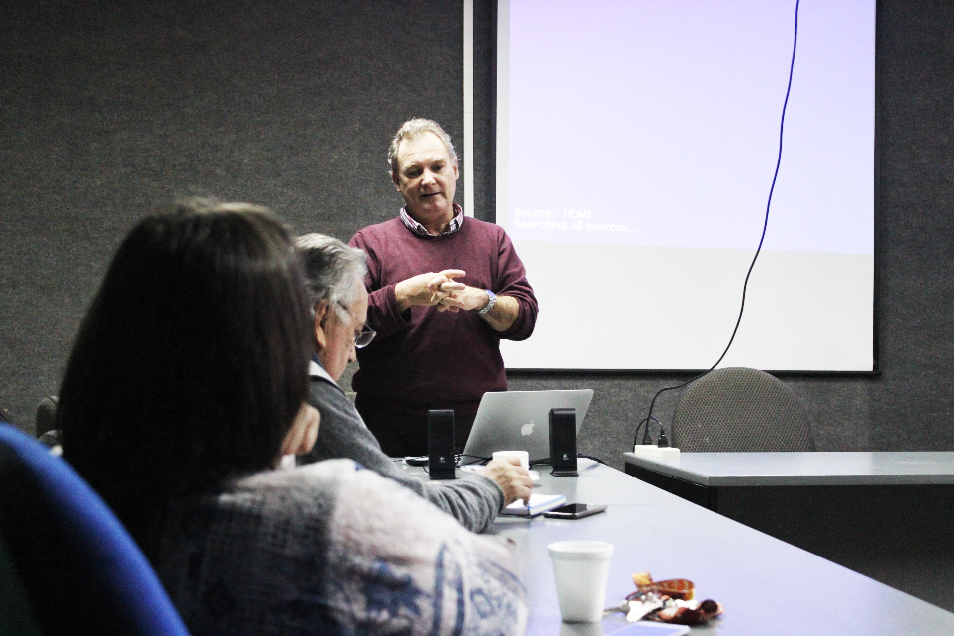 Experto en acuicultura sustentable dicta charla y estrecha vínculos para una investigación conjunta