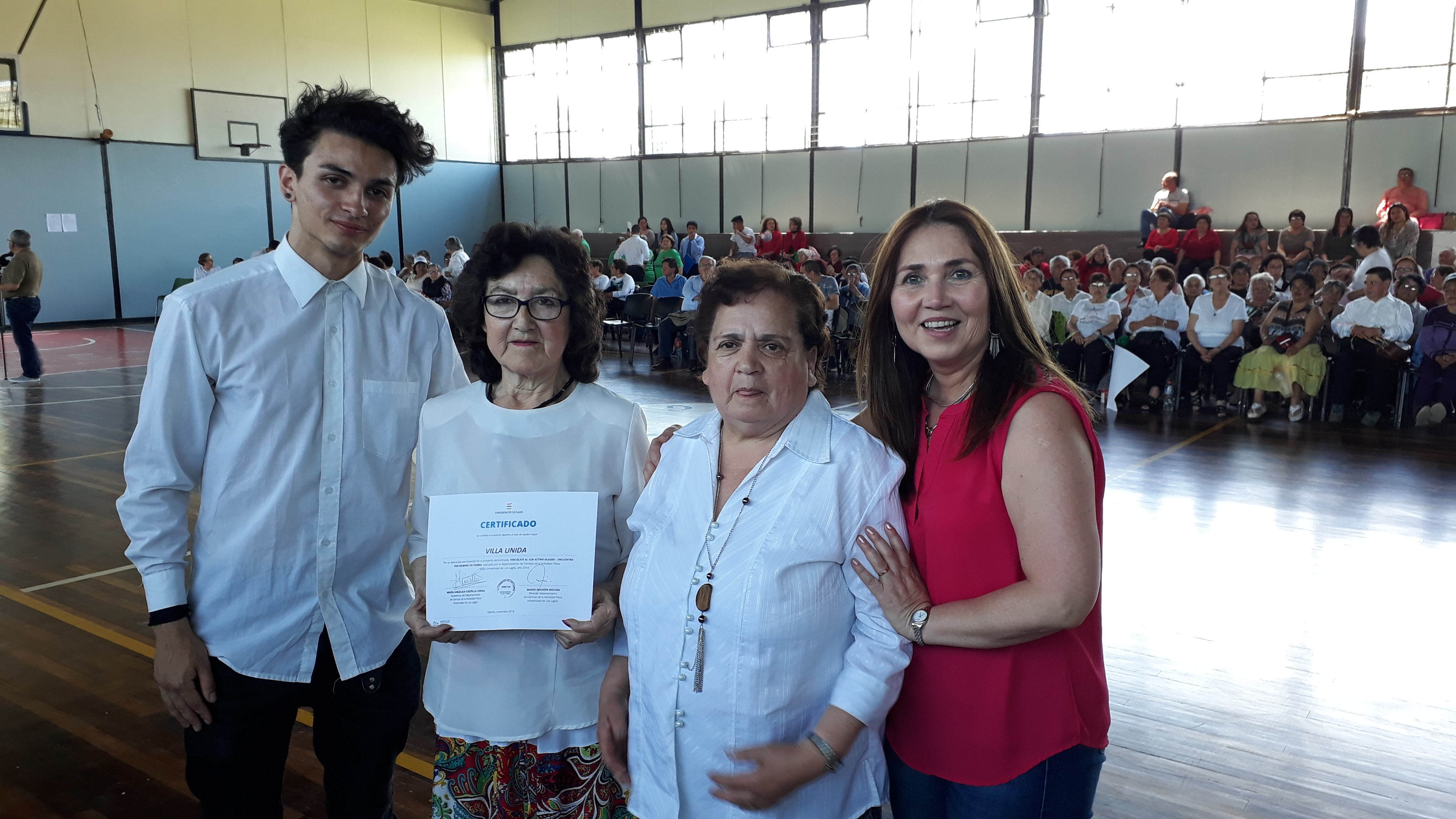 Muestra artística de adultos mayores destaca el trabajo con estudiantes de educación física