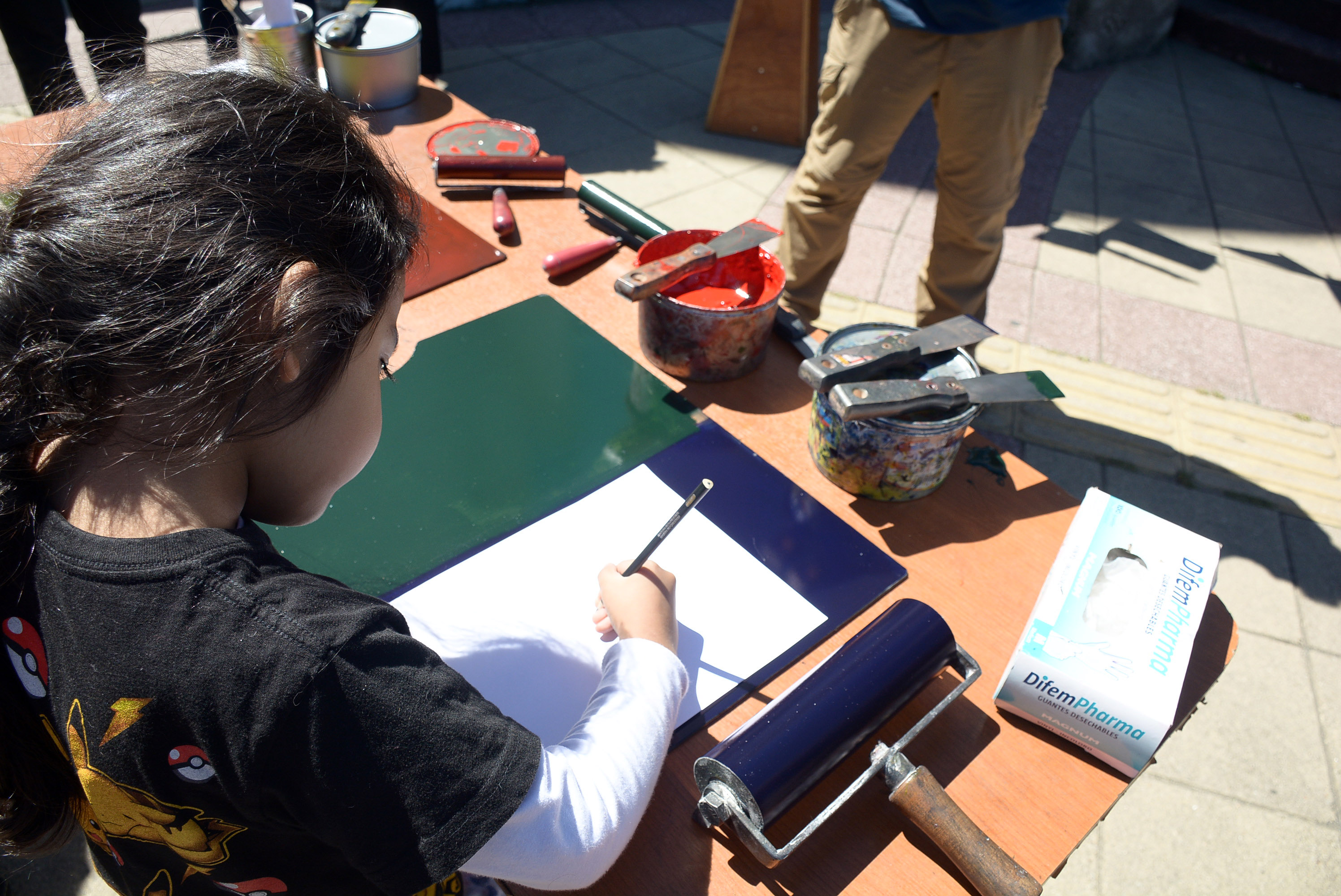 Docentes y estudiantes de Pedagogía en Arte enseñan técnicas de estampado en taller abierto a la comunidad