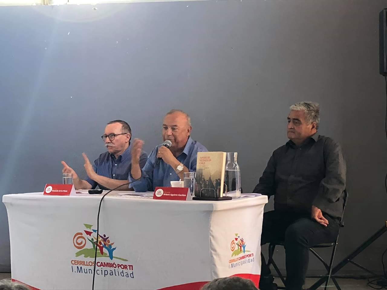 Investigador lanza en barrios de Santiago libro sobre la historia y los desafíos de las juntas de vecinos en Chile