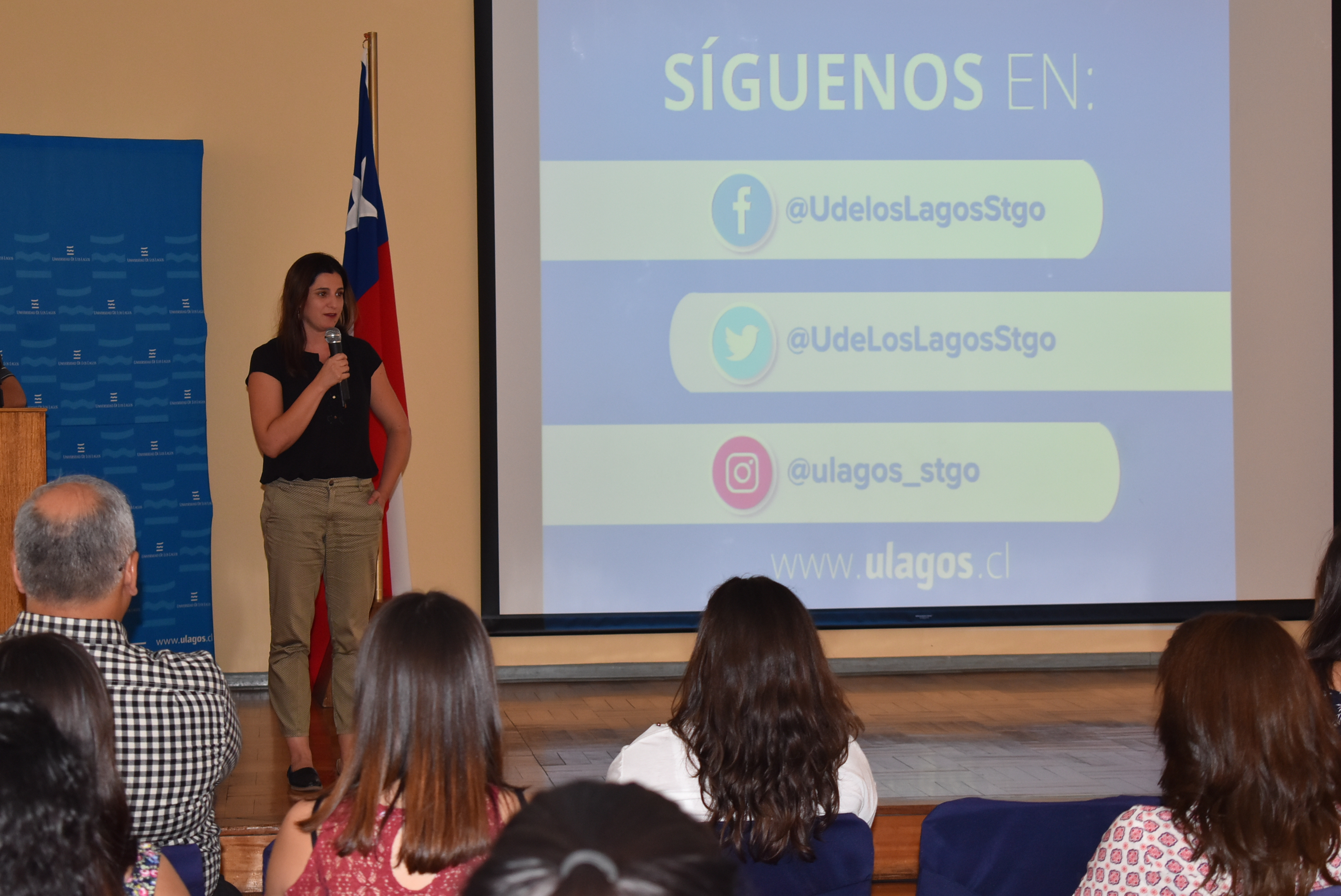 Académicos/as y funcionarios/as dan la bienvenida a nuevos estudiantes de Ingeniería en Administración de Empresas