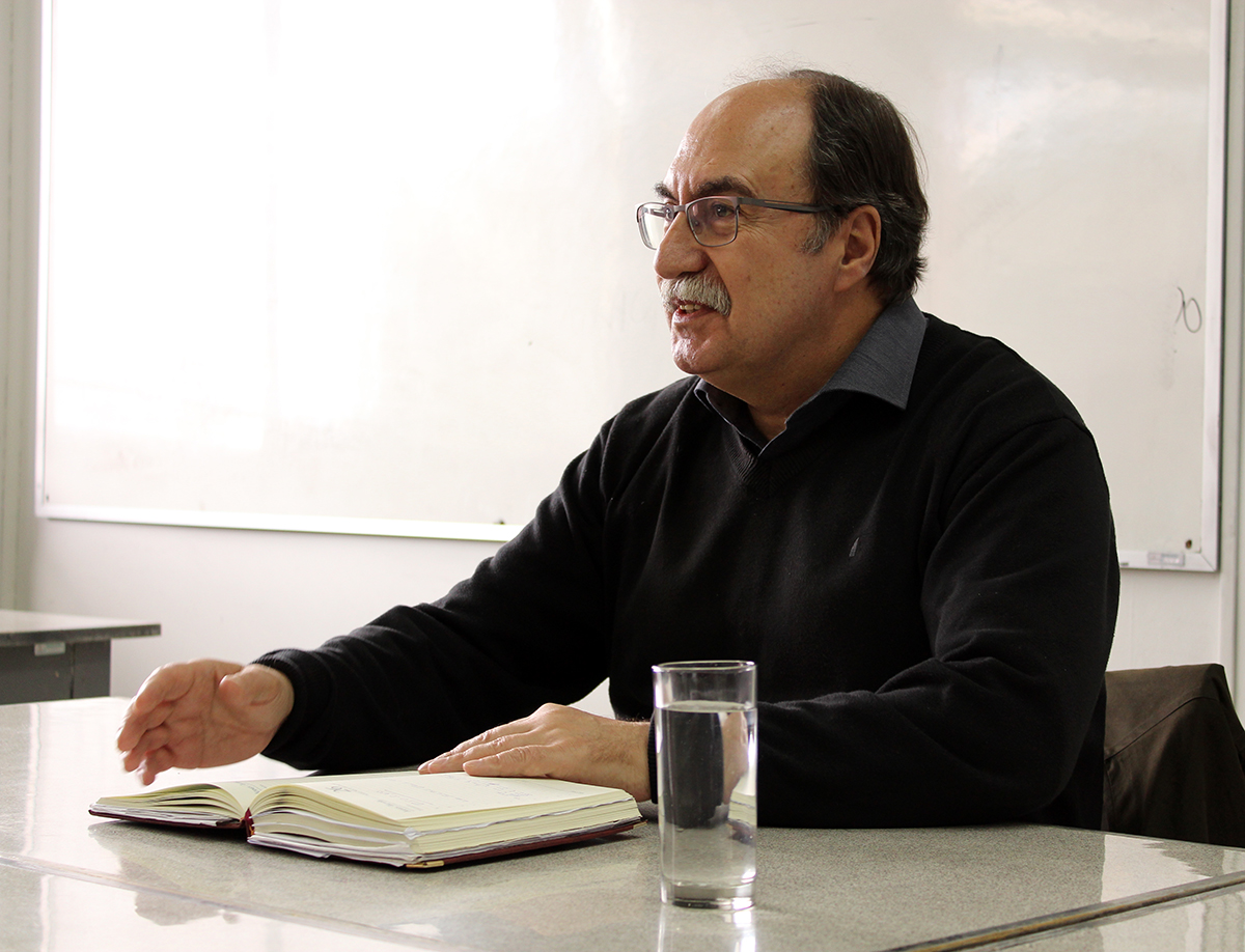 Historiador Julio Pinto dialoga con estudiantes de Pedagogía en Historia