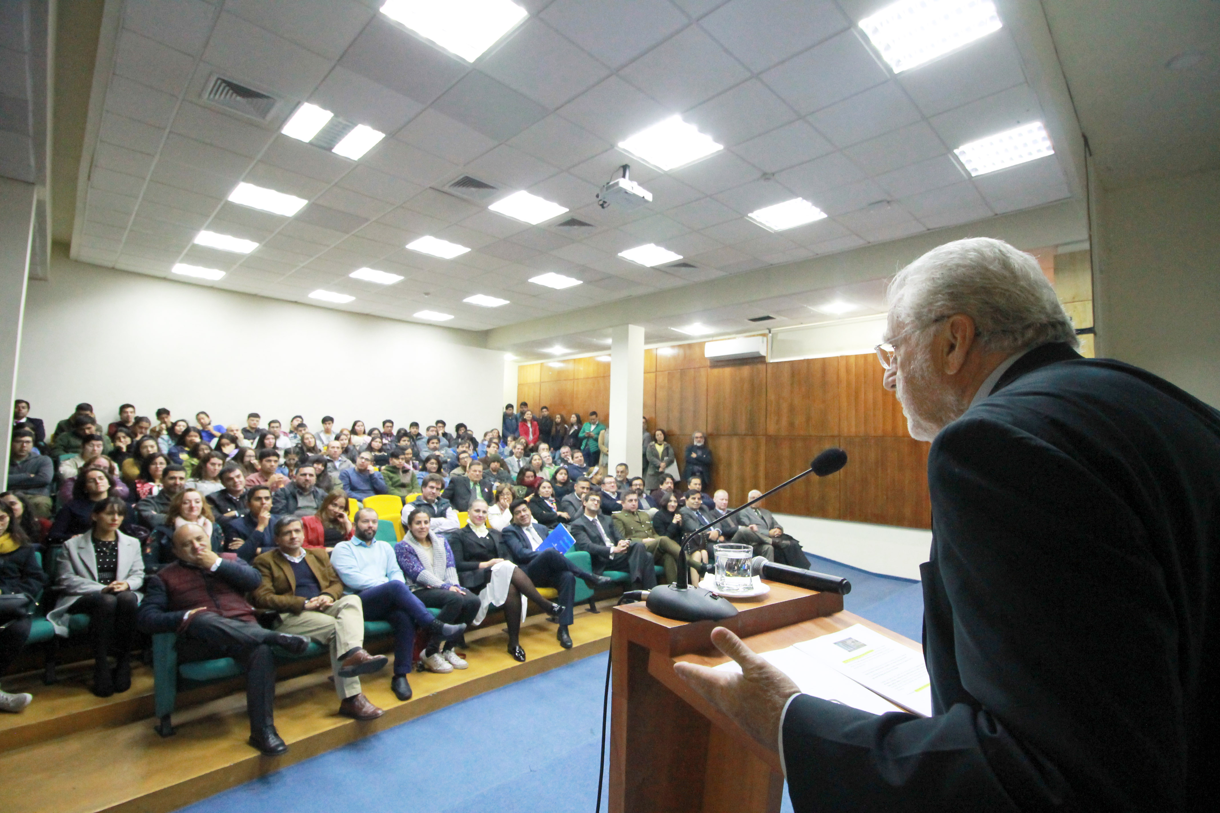 Ex ministro de Energía Máximo Pacheco inauguró año académico en Puerto Montt