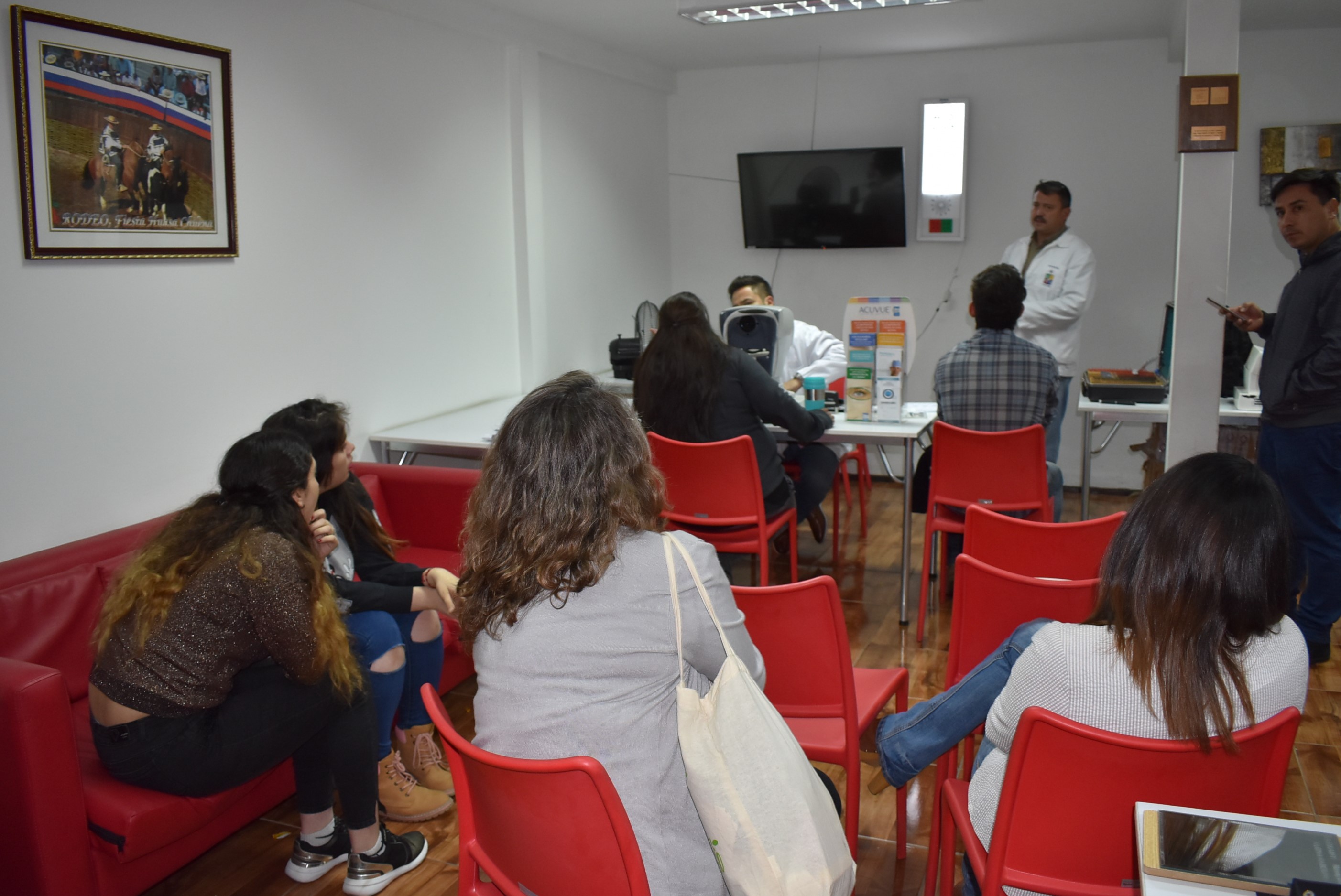 Estudiantes y funcionarios/as se beneficiaron con atención oftalmológica gratuita