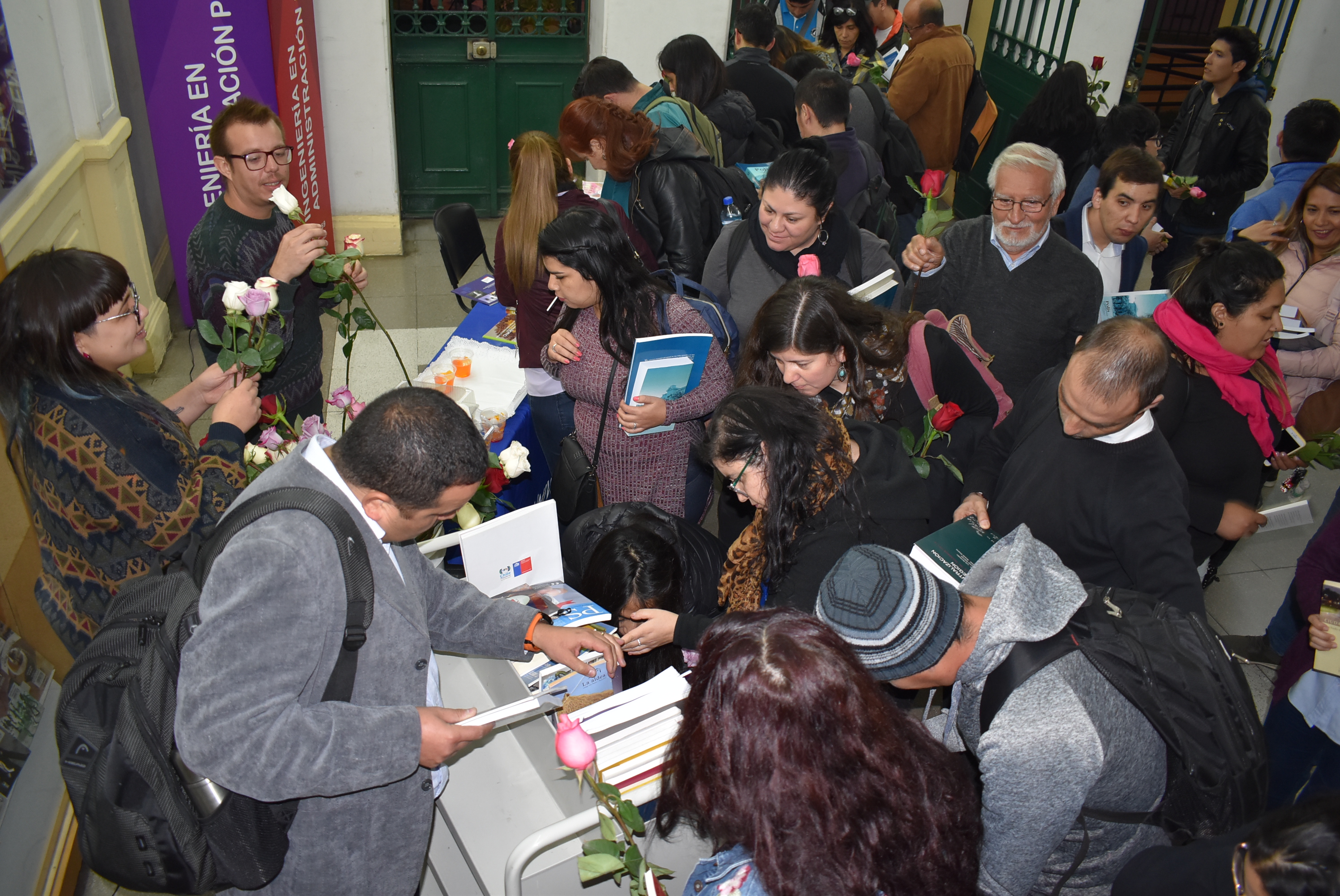 Con intercambio de textos y rosas ULagos conmemoró el Día Mundial del Libro y del Derecho de Autor