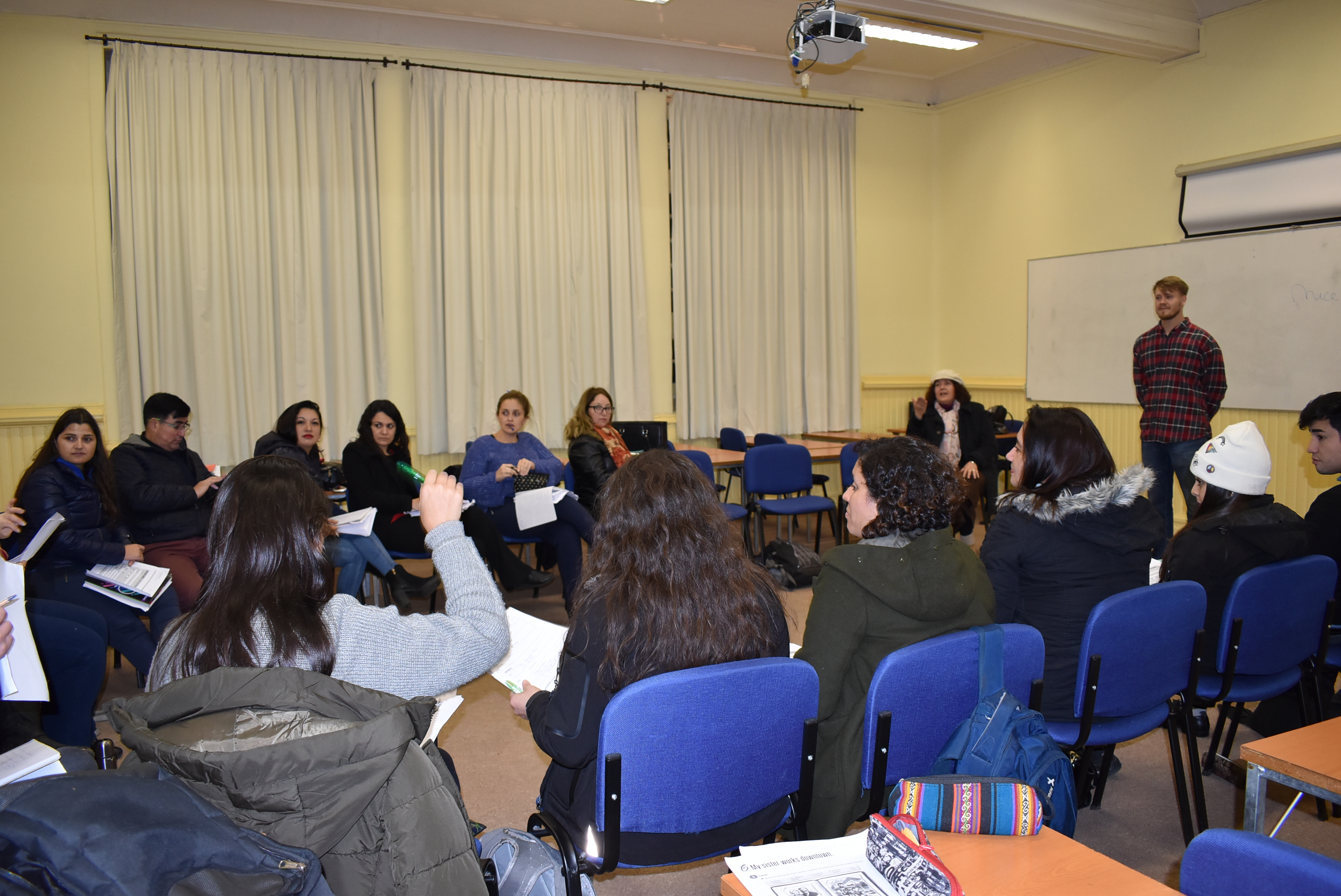 Invitan a joven estadounidense a participar en clases de Inglés de Ingeniería en Administración de Empresas