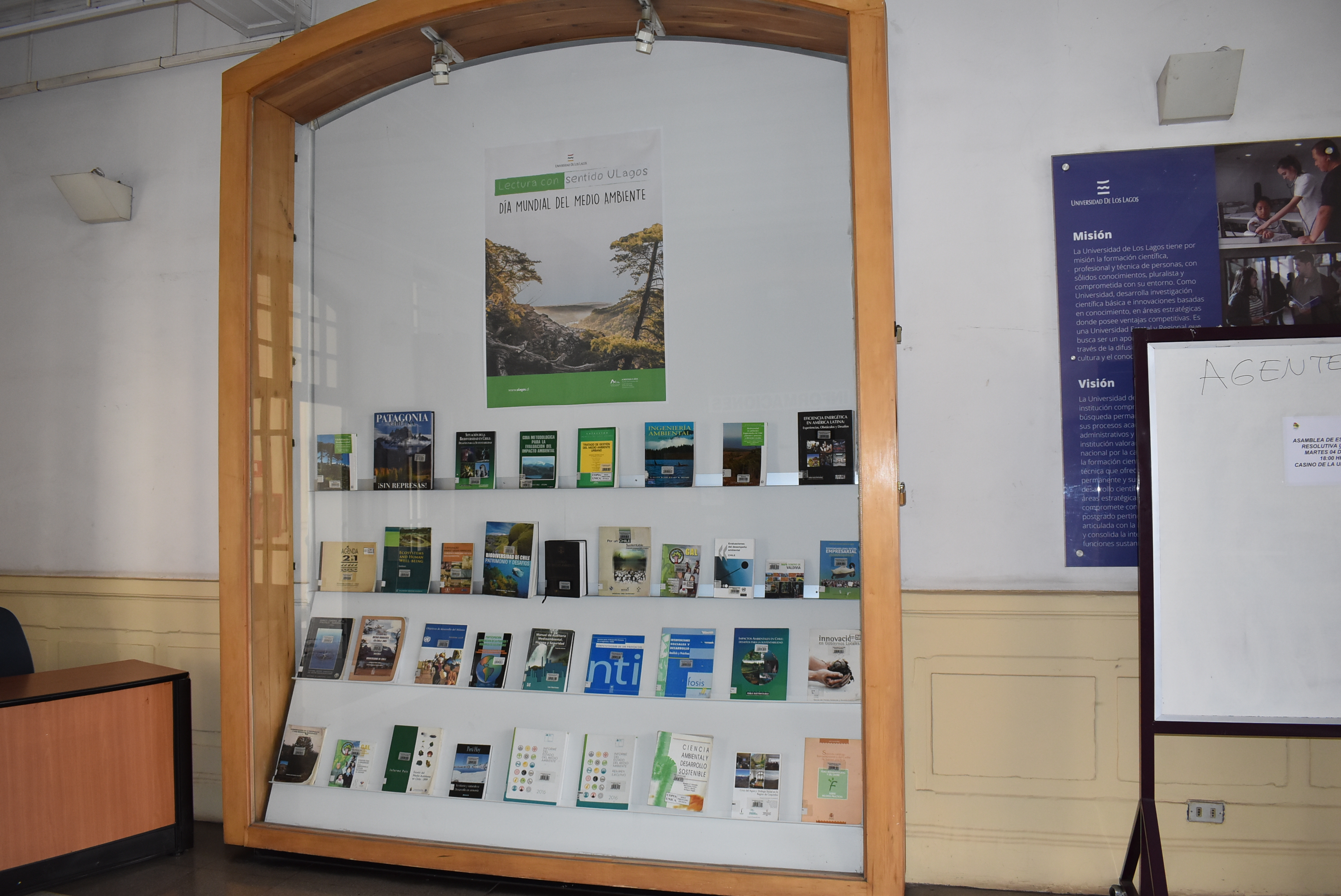 Biblioteca Sede Santiago continúa con el ciclo mensual de exposiciones con libros vinculados al medioambiente