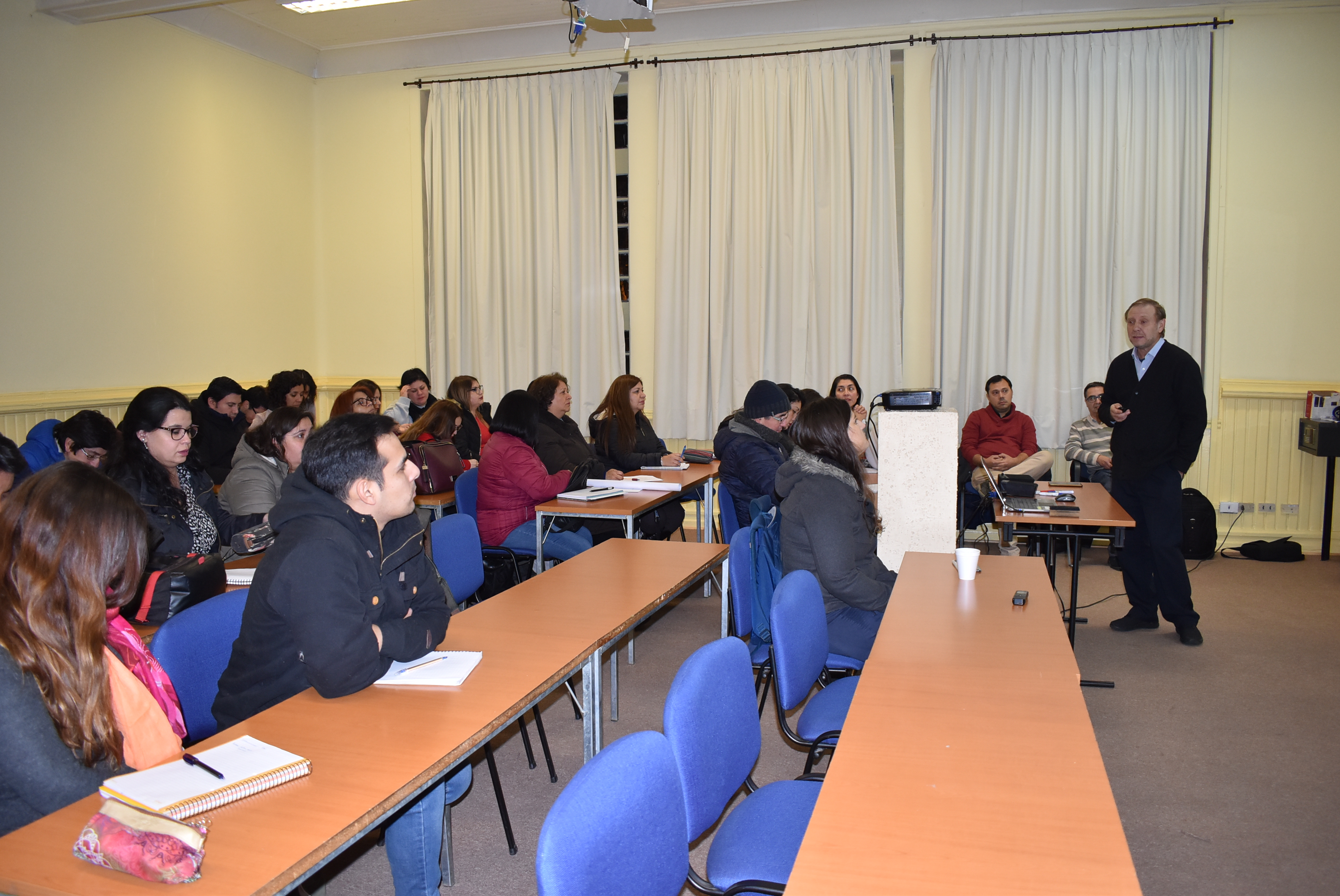 Profesionales presentan experiencias laborales a estudiantes de Ingeniería en Administración de Empresas