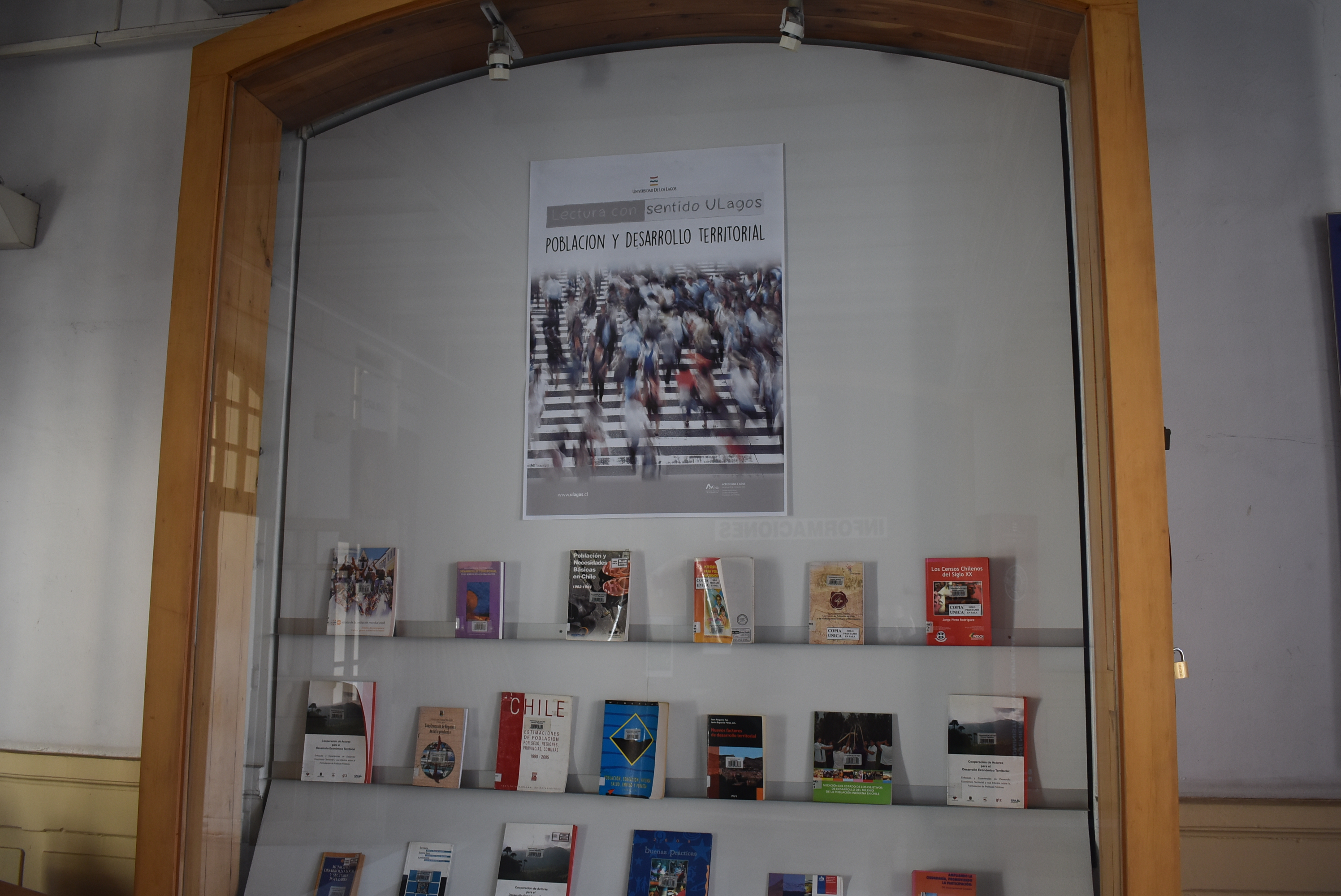 Biblioteca Sede Santiago inició nuevo ciclo de exposiciones con libros dedicados a “la población”