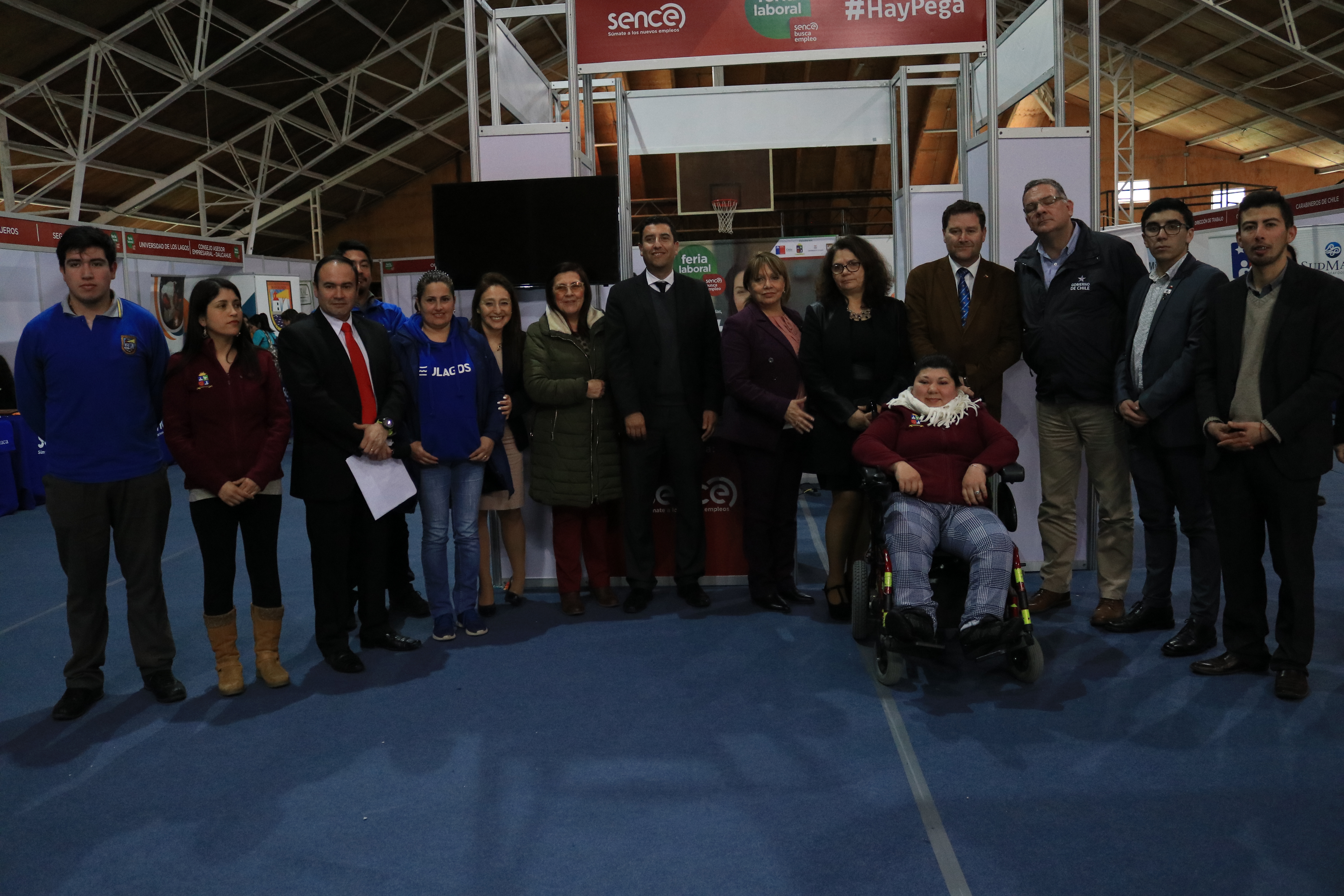 ULagos participa en feria laboral en Dalcahue