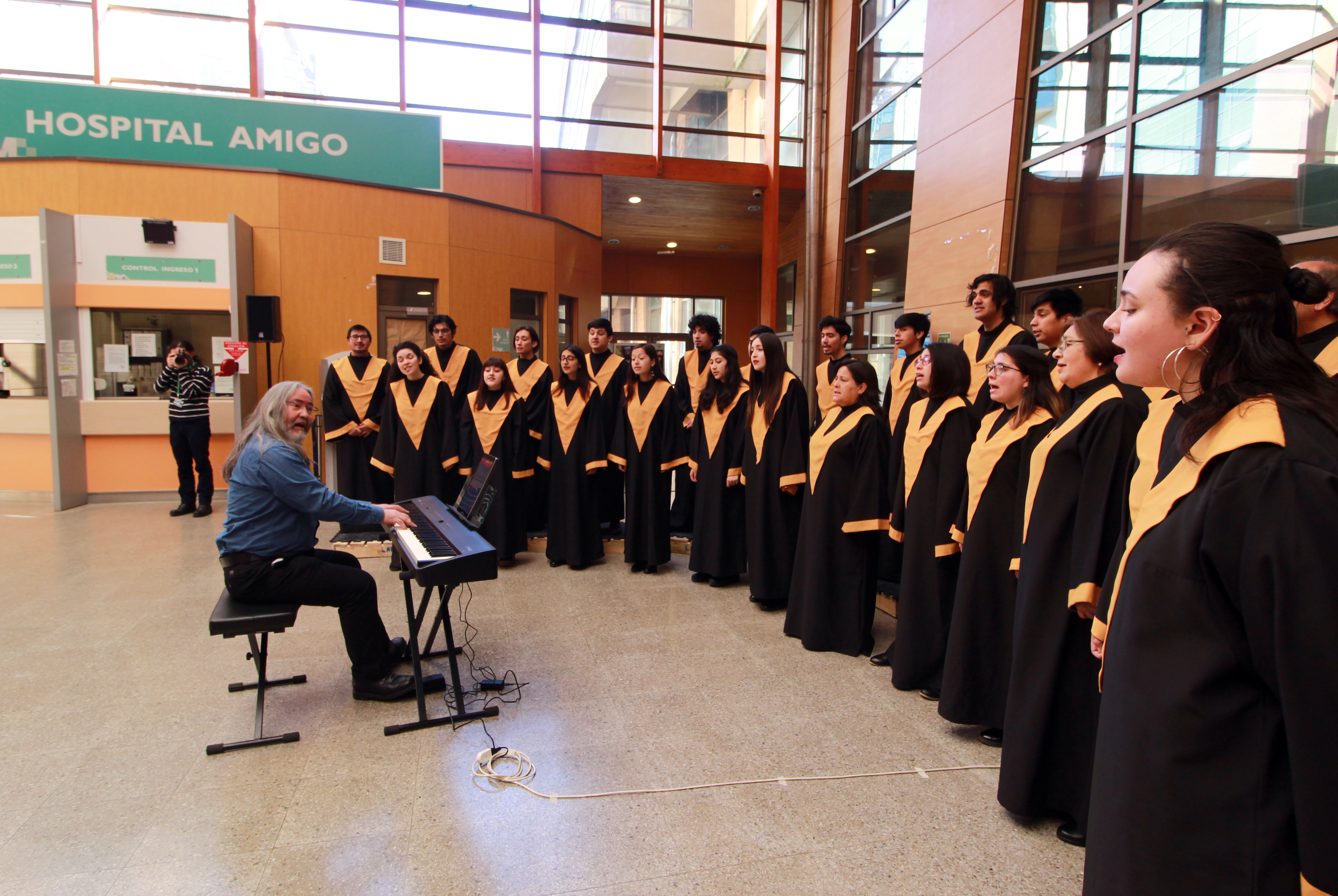 Melodías que sanan. Coro ULagos se presentó en el Hospital de Puerto Montt
