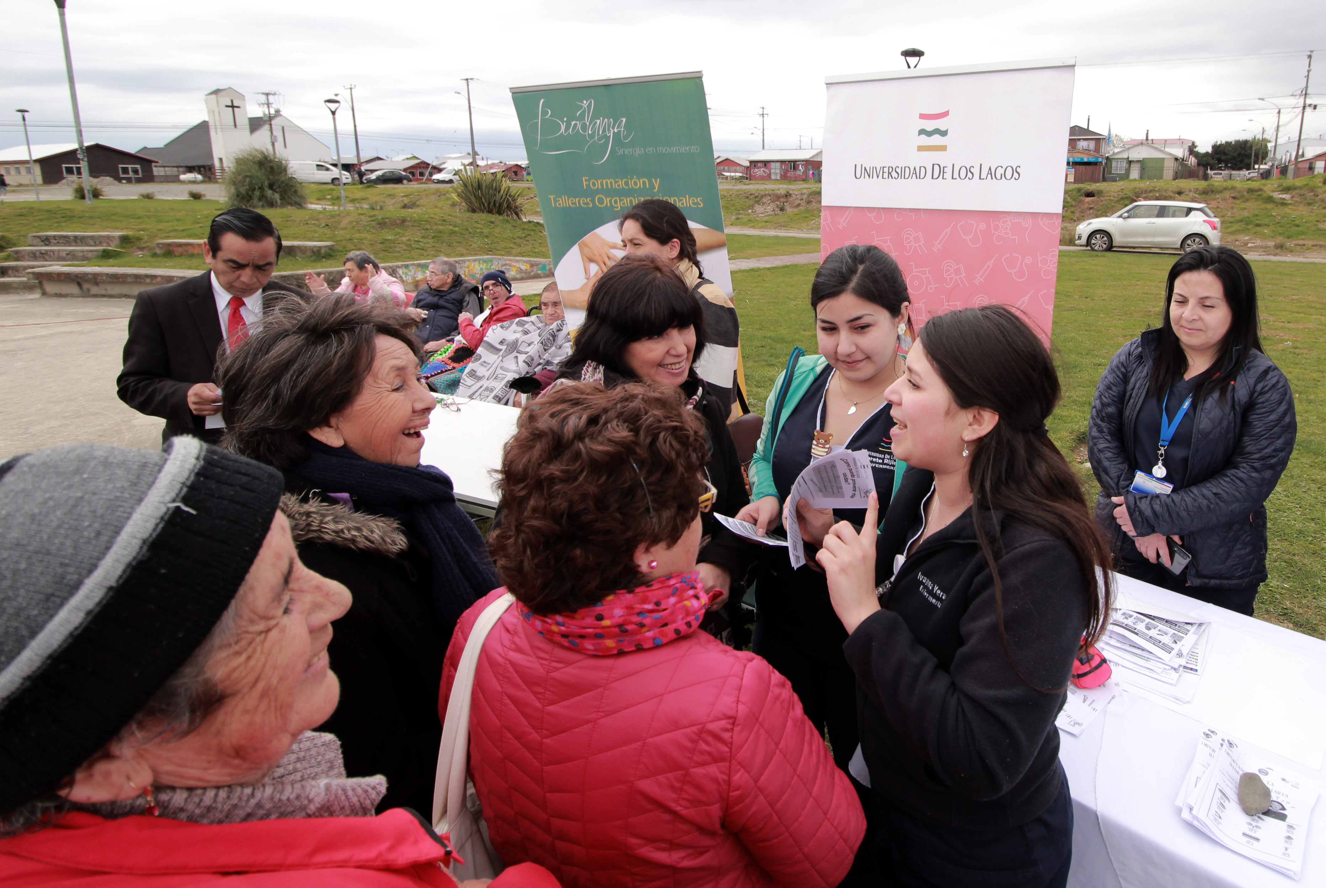 Estudiantes de Salud participan en encuentro de adultos mayores en Alerce