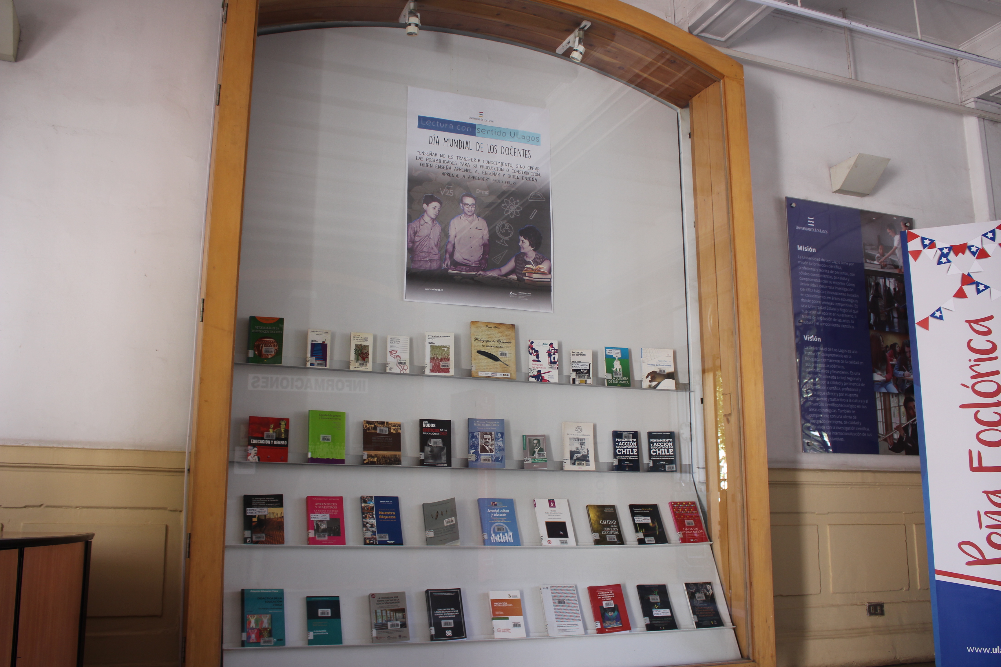 Biblioteca Sede Santiago expone textos que conmemoran el Día Mundial de los Docentes