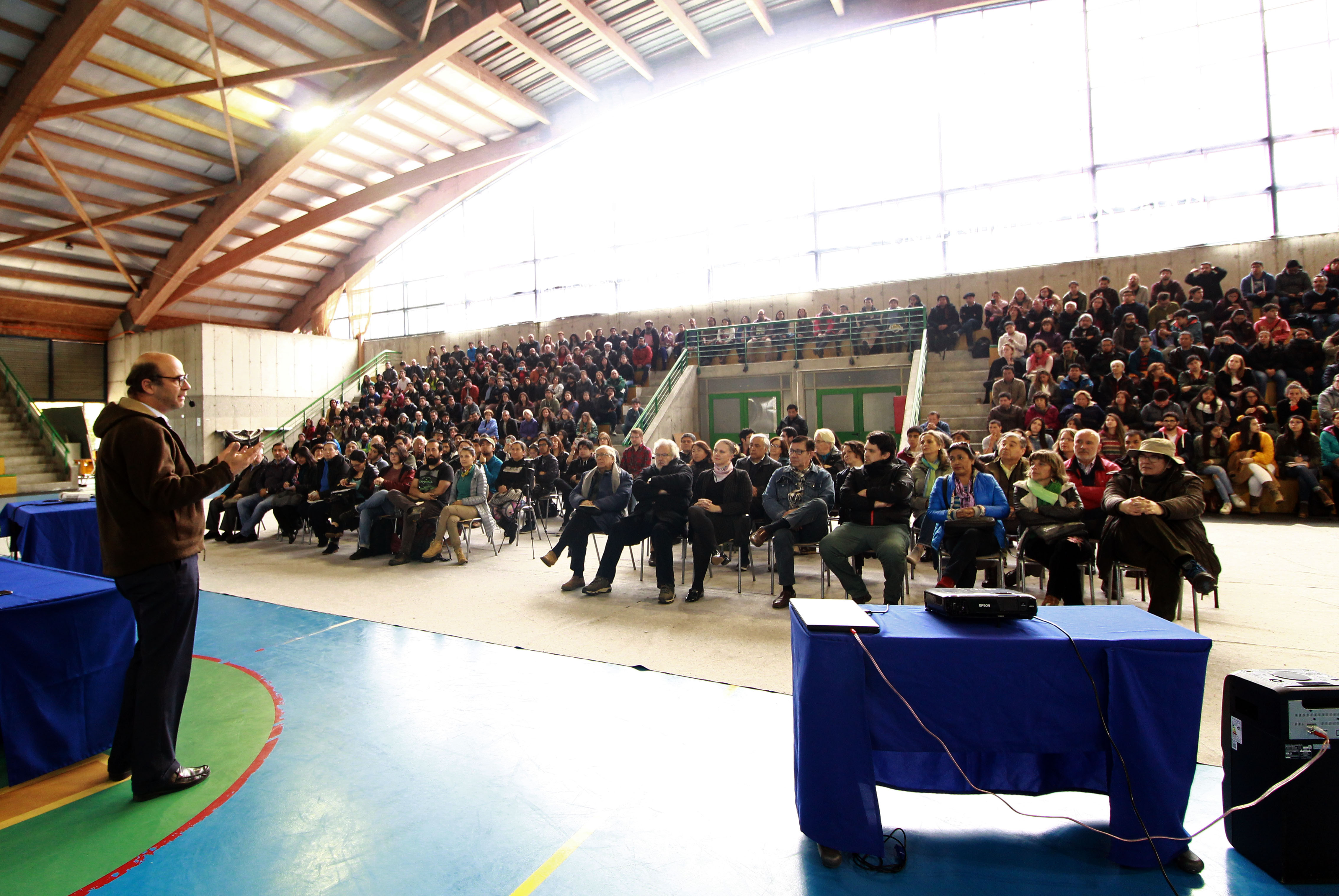 600 personas escucharon al abogado constitucionalista Fernando Atria