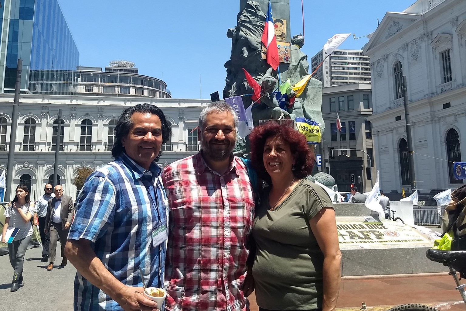 Investigador ULagos-IESED Chile presentó libro sobre formación docente en el “Campamento Dignidad”