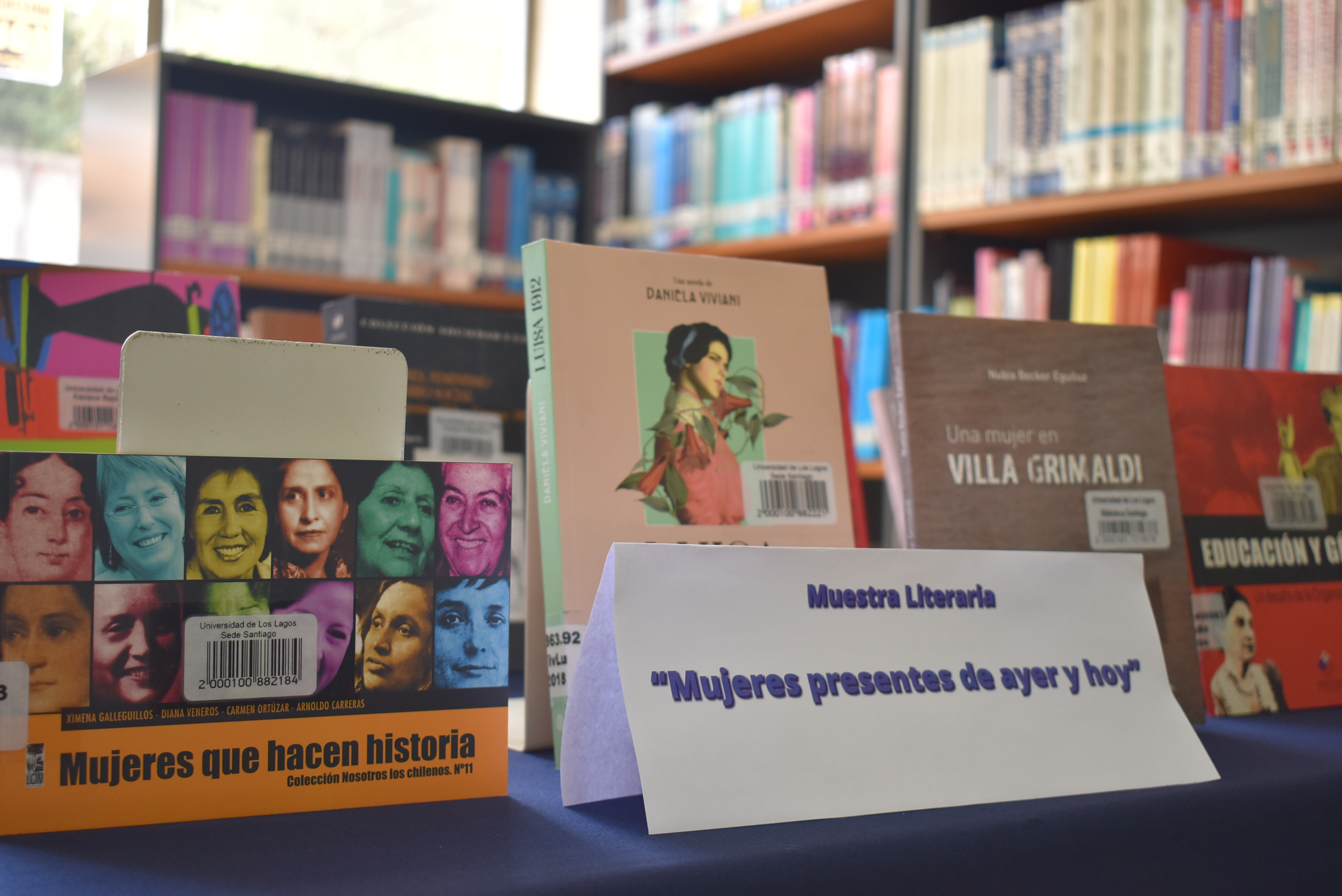 Biblioteca Sede Santiago conmemora Día de la Mujer con exposición literaria feminista