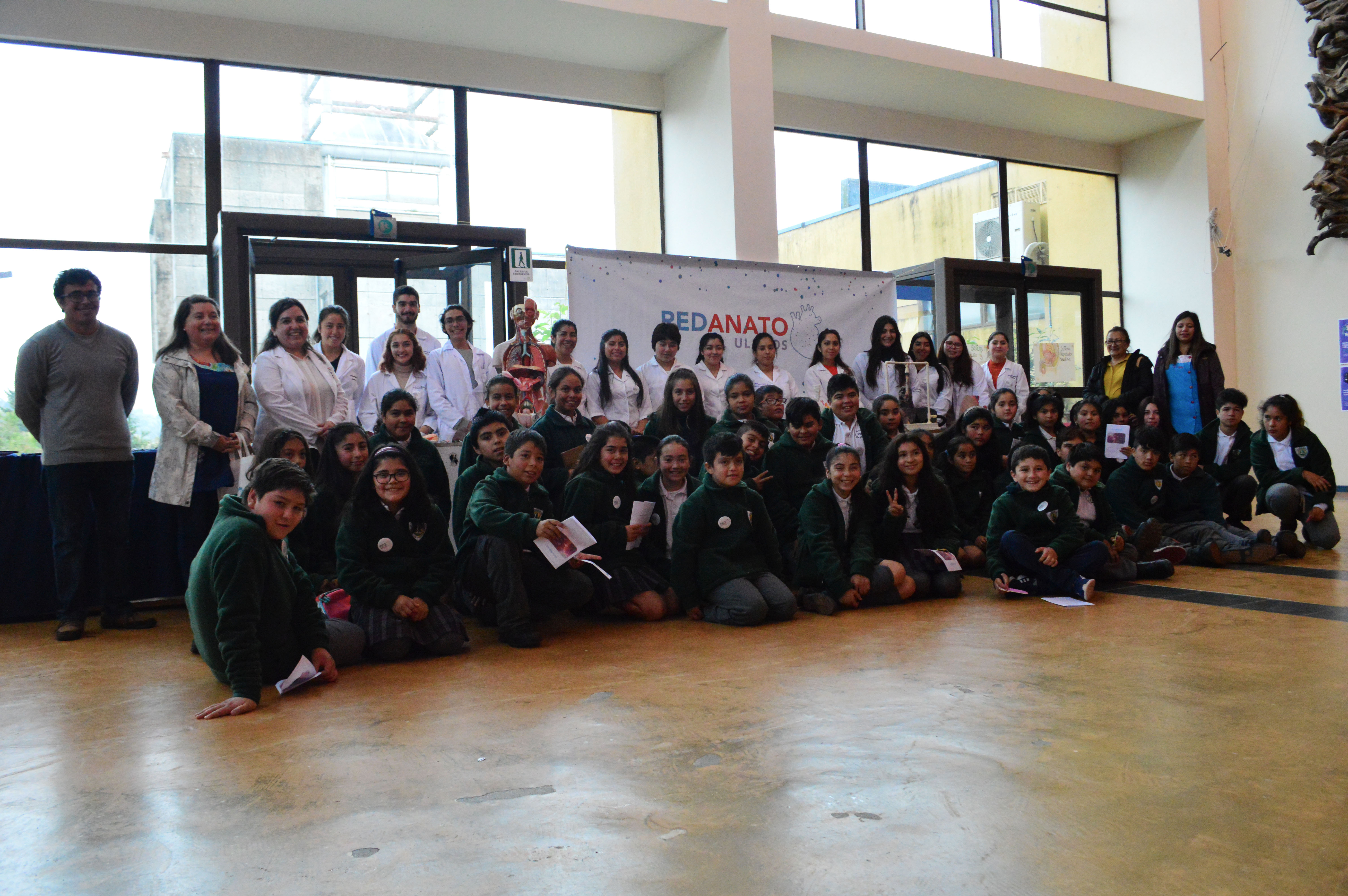 Estudiantes de Kinesiología enseñan Anatomía a escolares de Chinquihue