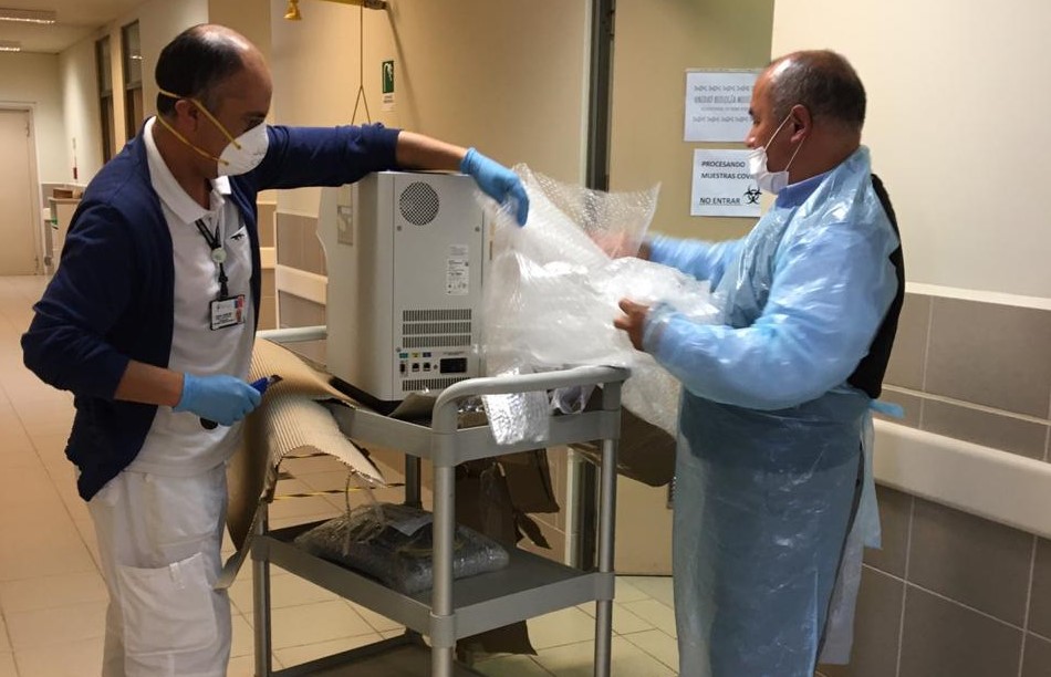 ULagos entrega equipo a Hospital Base de Osorno para aumentar muestras de covid 19