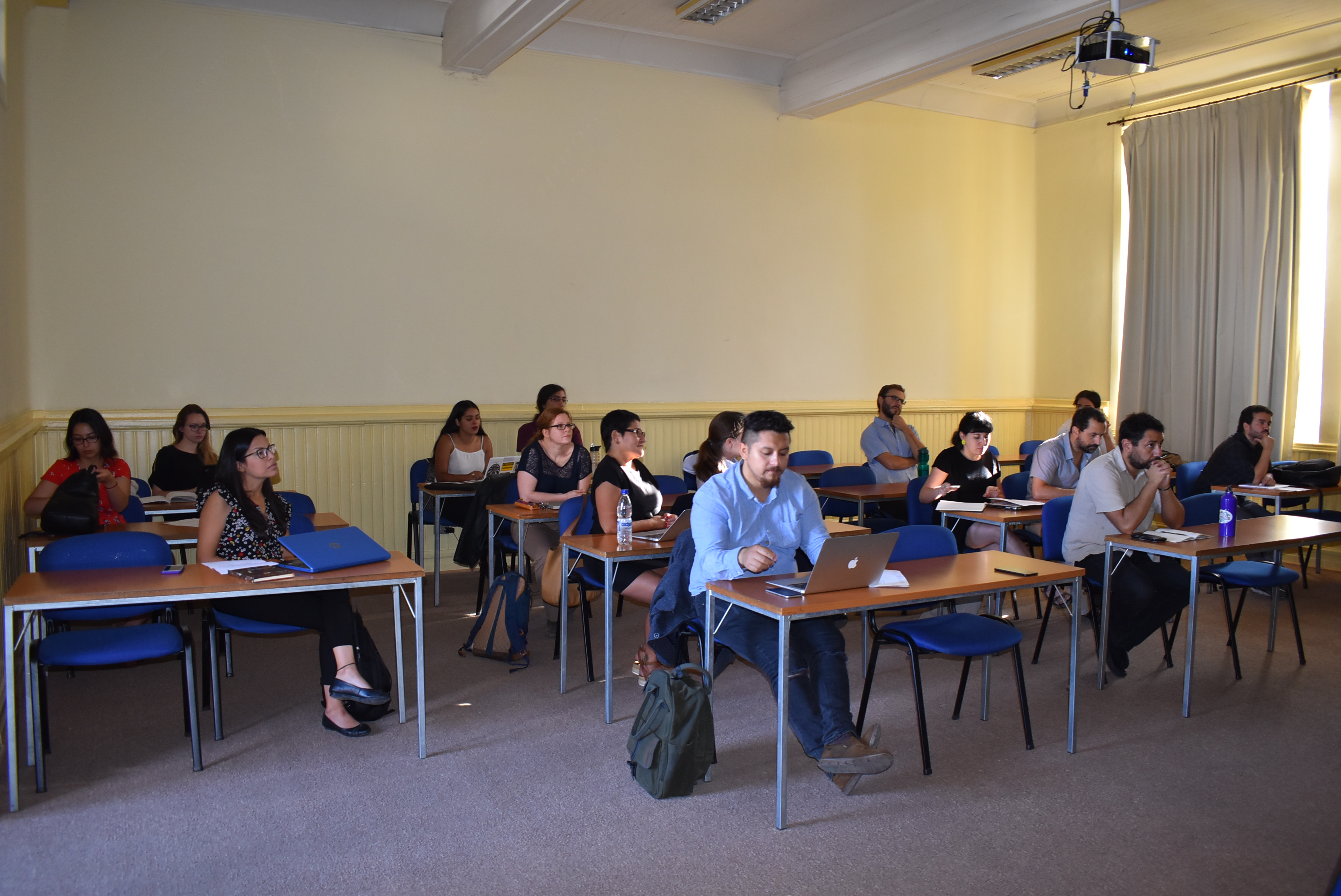 Académico criticó tensión entre la formación y la instrucción en la educación superior
