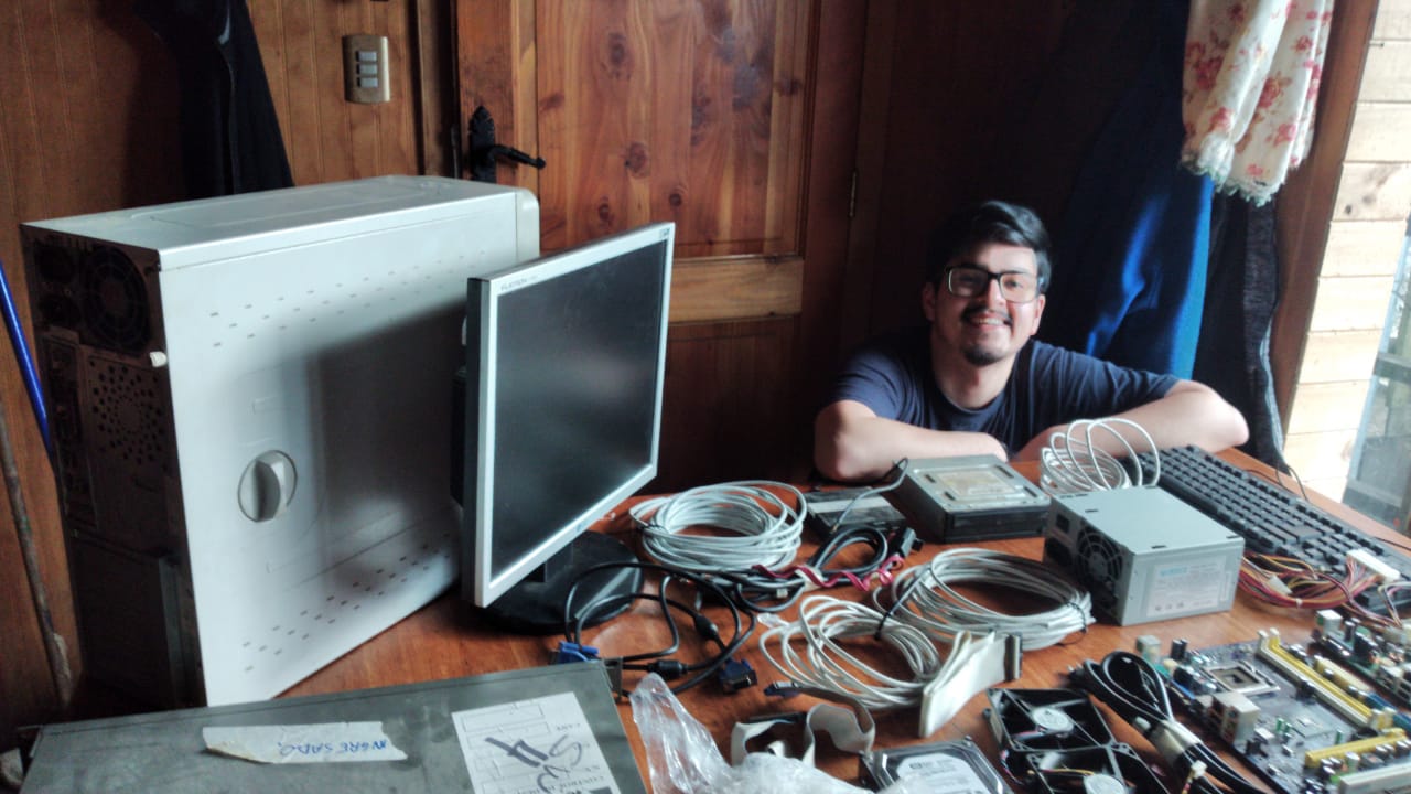 Técnico Universitario en Informática entrega equipamiento a estudiantes
