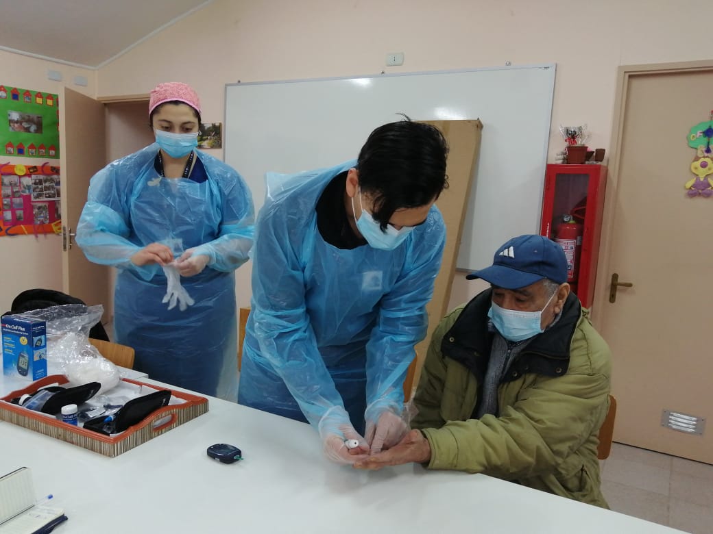 Estudiantes de Enfermería participan en campaña solidaria para personas mayores de Alerce