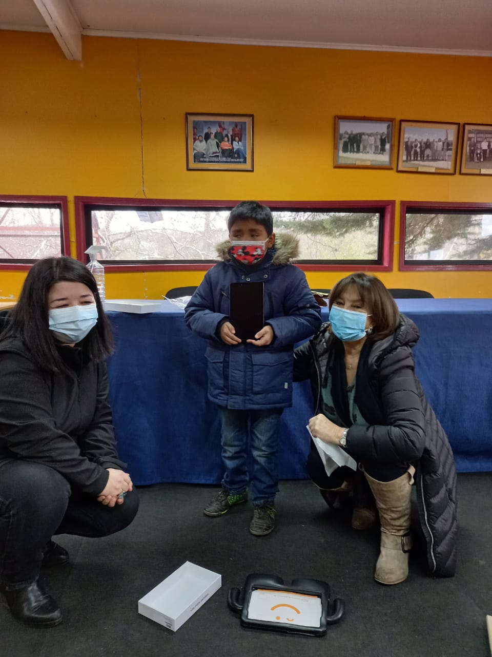 Asociación de Académicas y Académicos dona 10 tablets a escuela rural de San Juan de la Costa