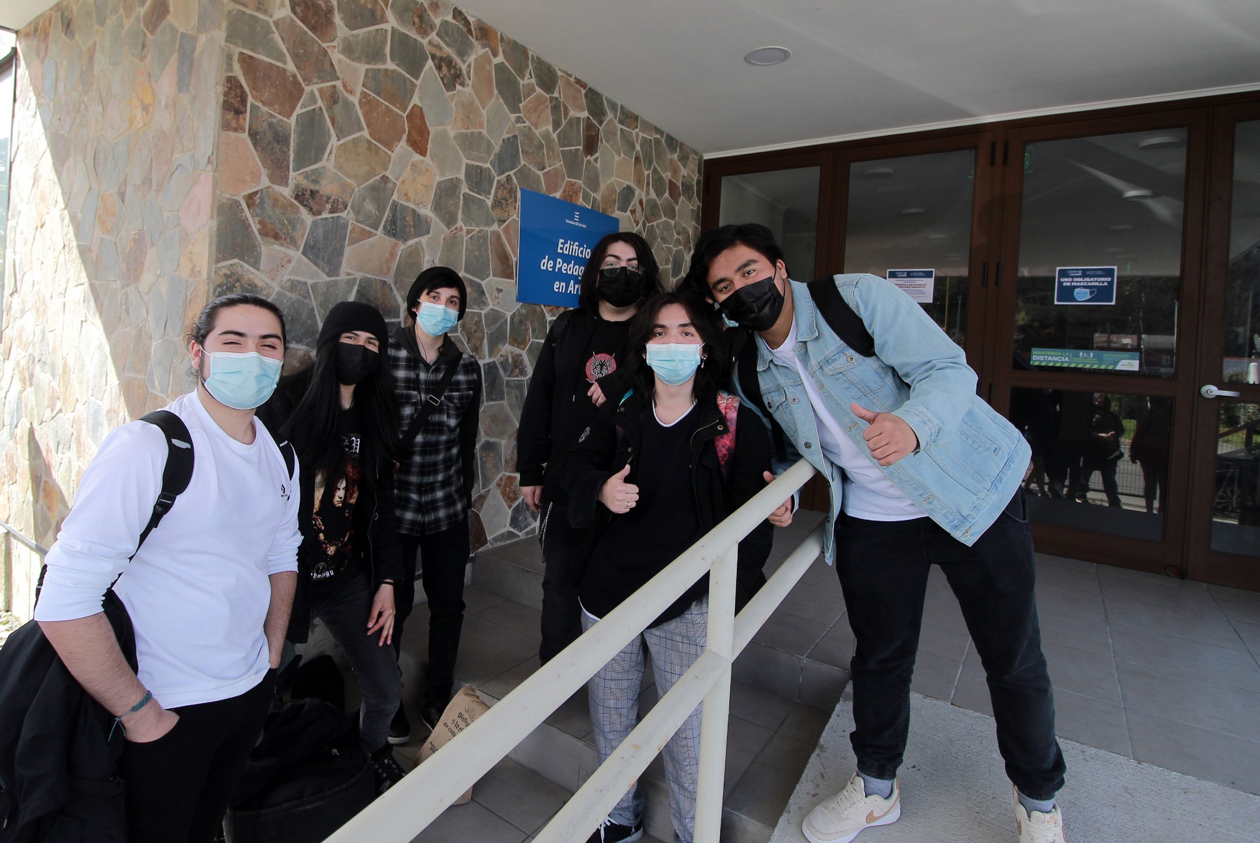 Estudiantes estrenan nuevo edificio de Pedagogía en Artes en el retorno a la semipresencialidad