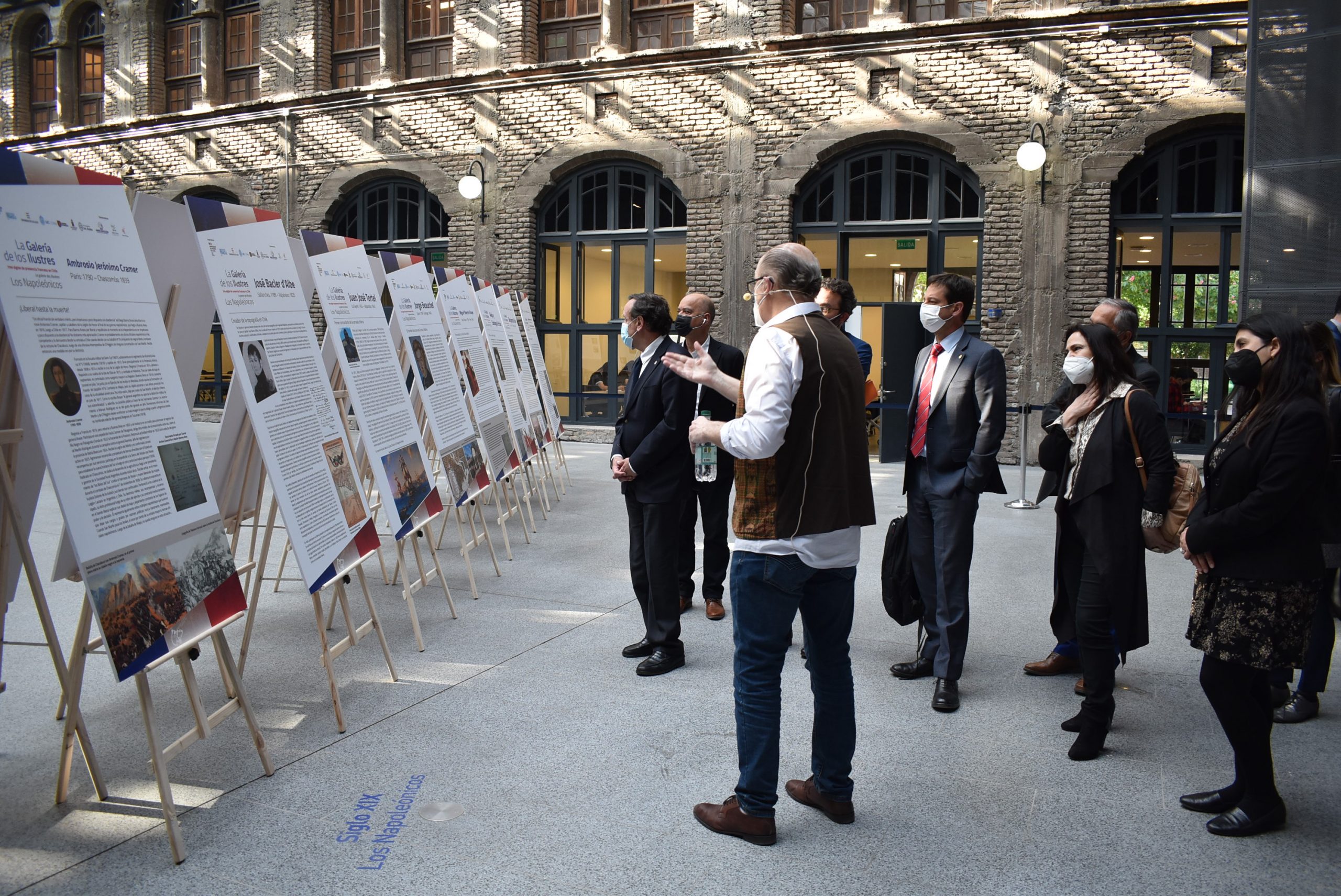 Presentan exposición y libro “La Galería de los ilustres. Tres siglos de presencia francesa en Chile”