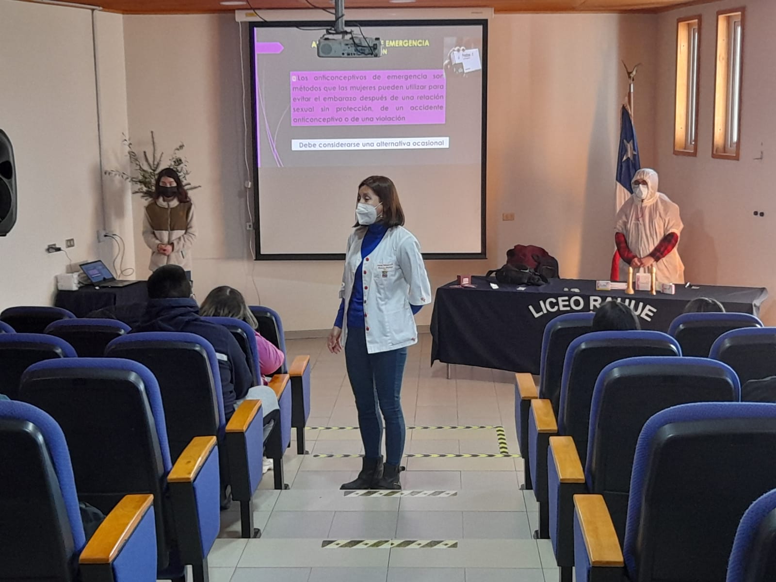 Estudiantes de Obstetricia participan de talleres de educación sexual para alumnos de enseñanza media