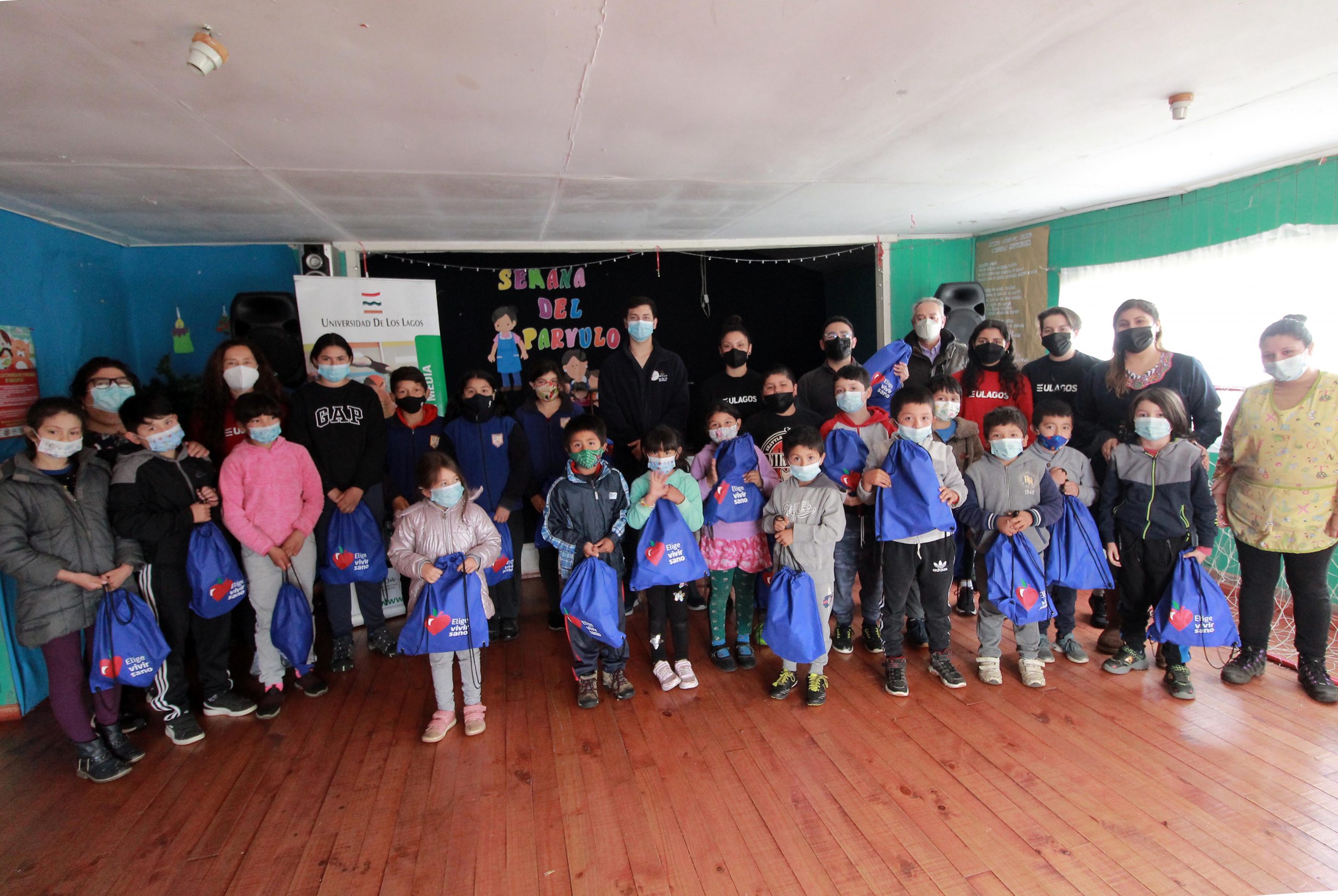 Carreras de la salud y Pedagogía en Educación Física entregan kit de implementos deportivos a menores del borde costero
