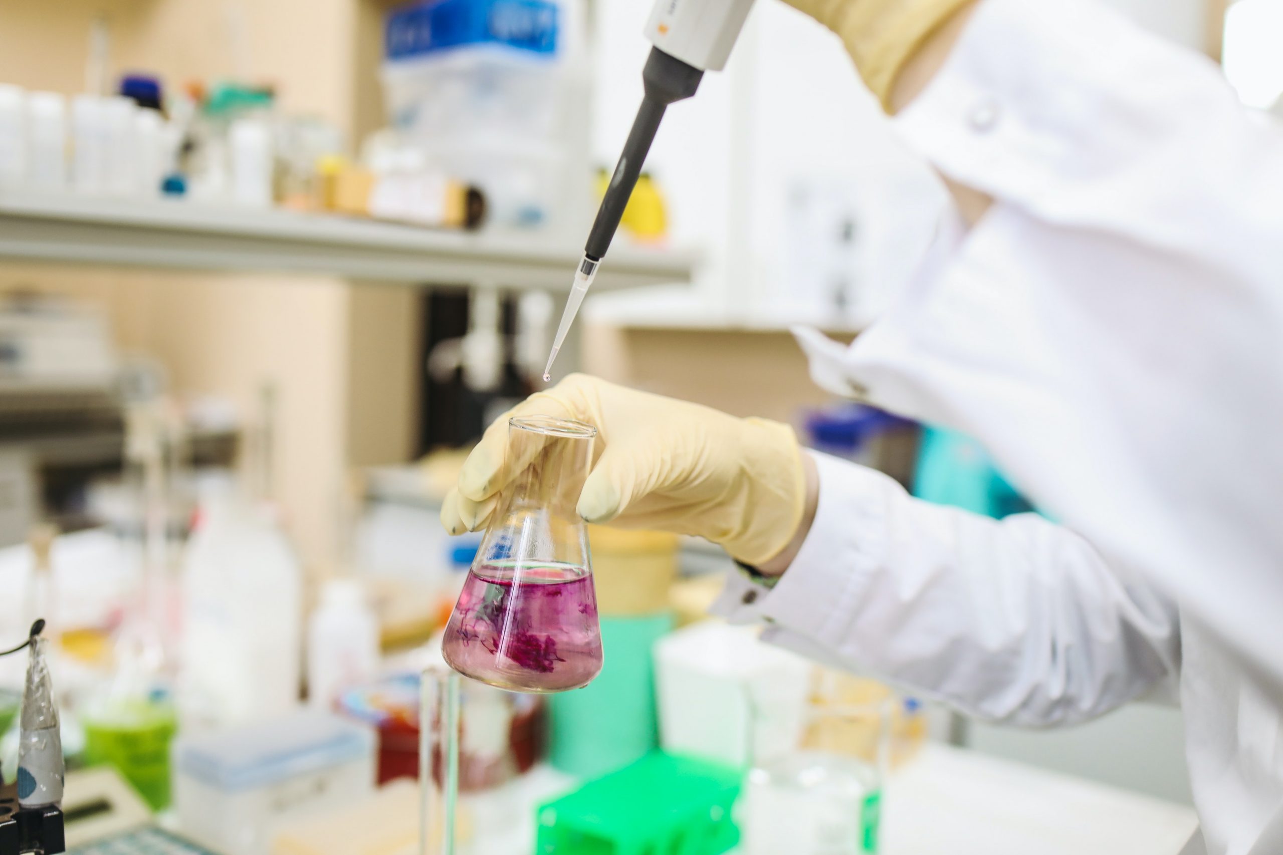 Convenio con Universidad Autónoma consolida labor en microbiología