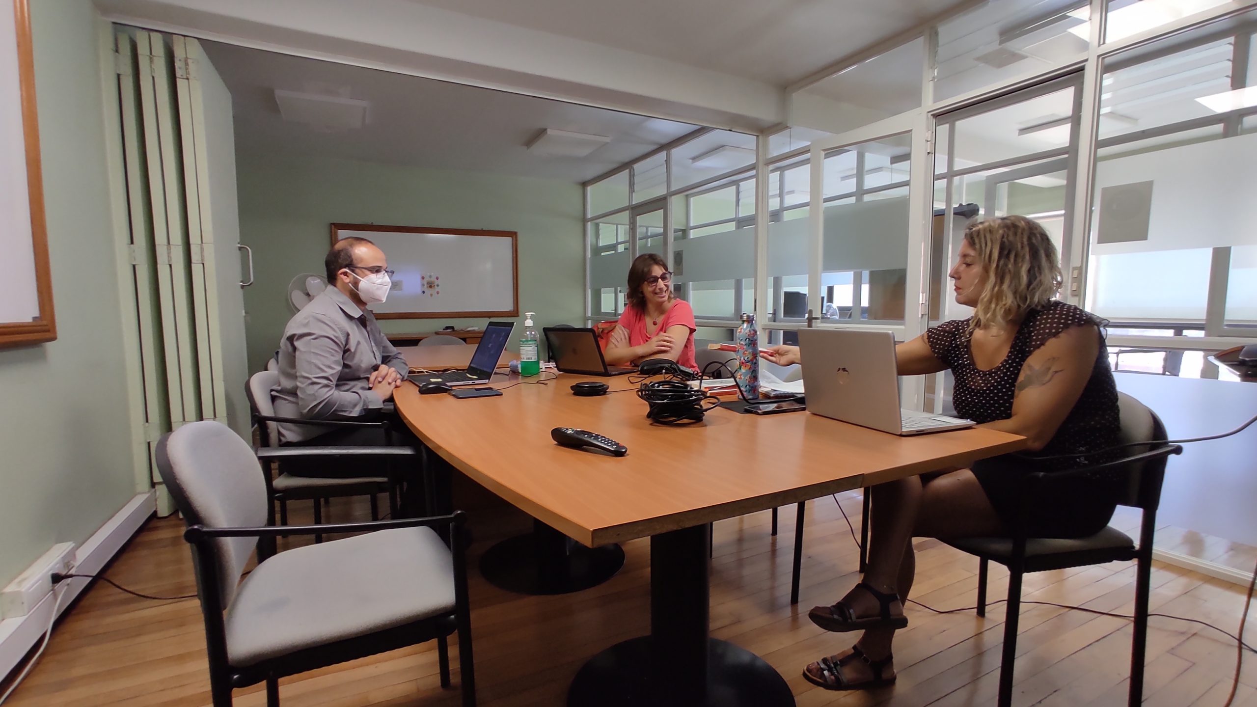 Investigadoras presentan trabajo sobre cómo los medios de comunicación han afectado la percepción de los cuerpos