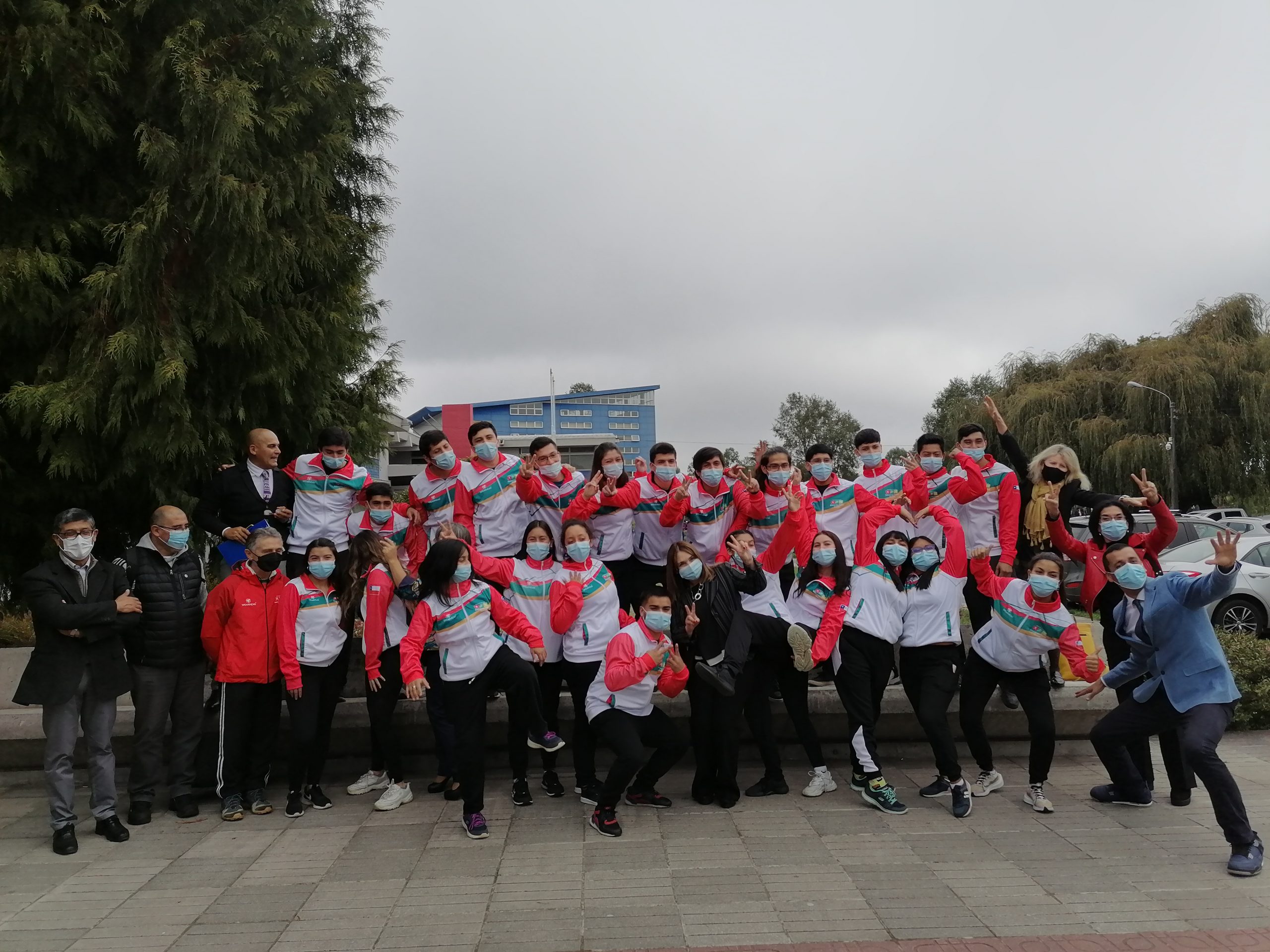 Estudiantes de educación física viven histórica ceremonia de investidura de su práctica profesional