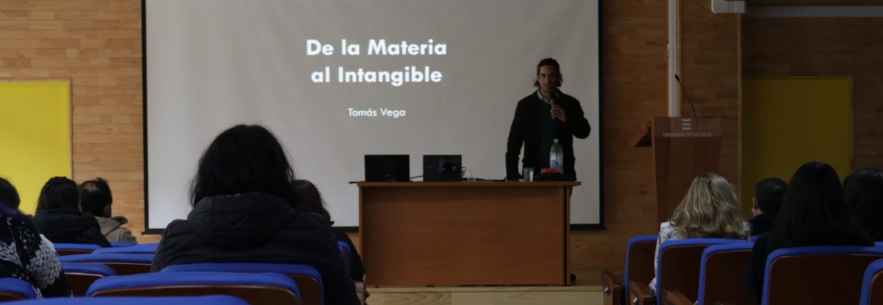 Pedagogía en Educación General Básica inaugura año académico con charla magistral de Tomás Vega