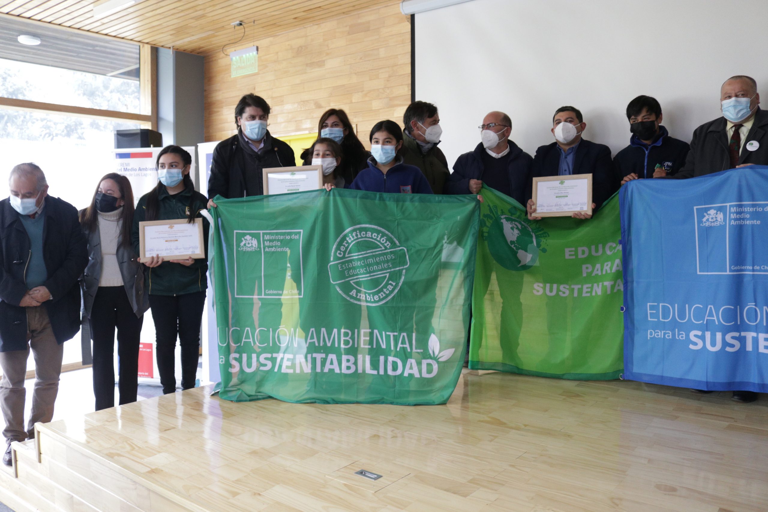 Establecimientos educacionales y municipios de Chiloé reciben certificación ambientales