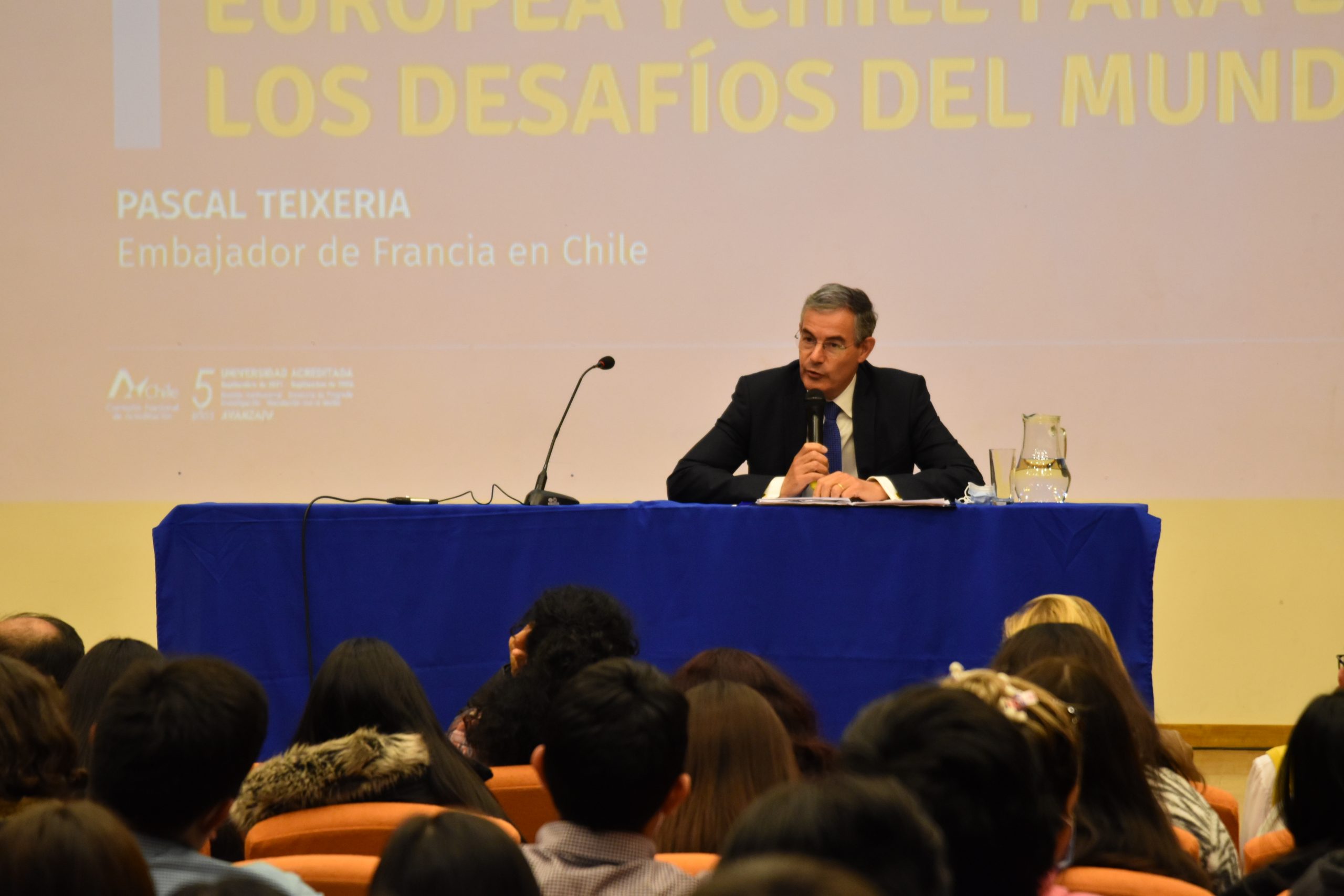 Embajador de Francia visita la ULagos y dialoga con estudiantes