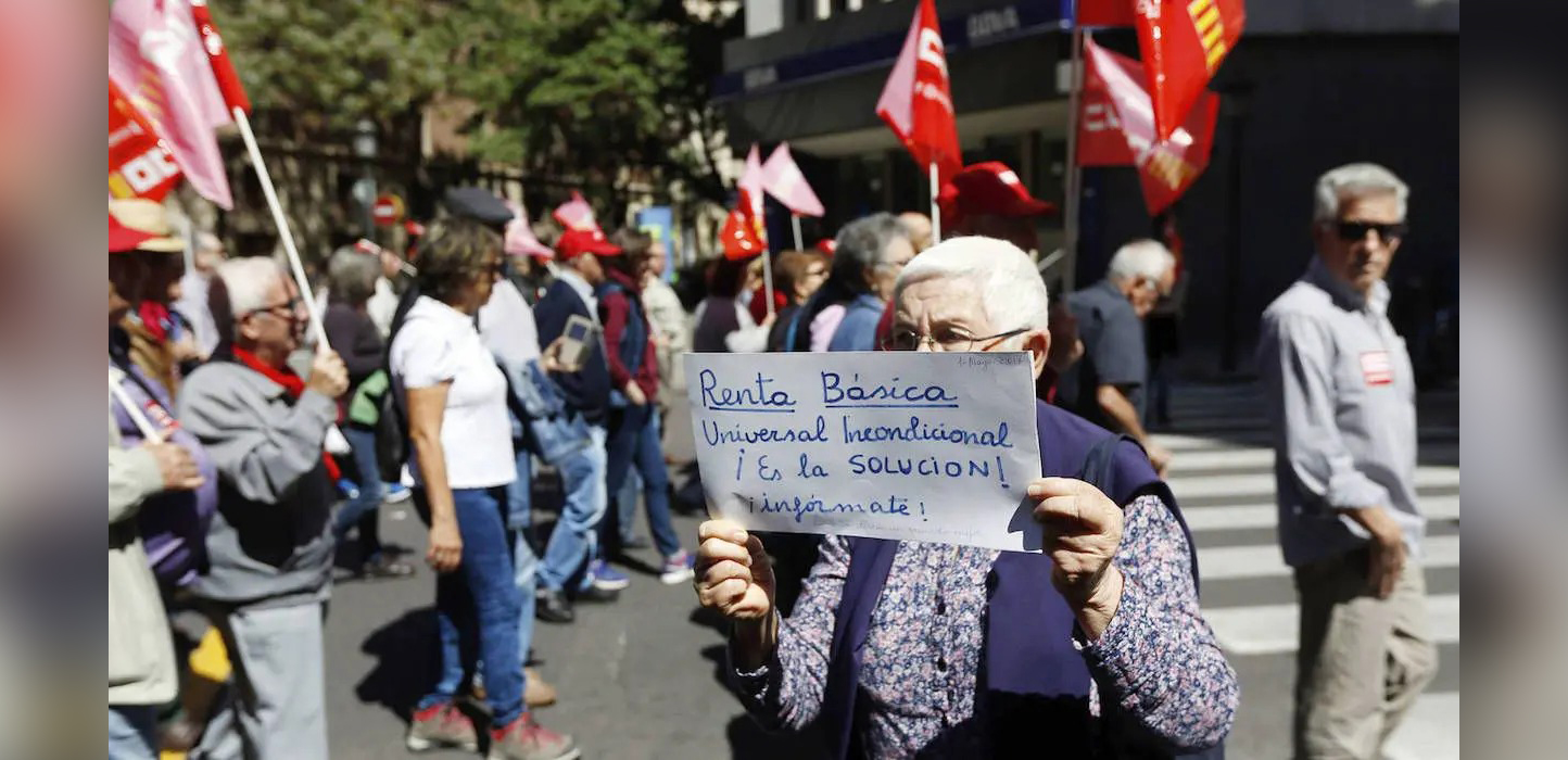 La posibilidad de entregar permanentemente en Chile una renta básica universal analiza POLIS en su último número