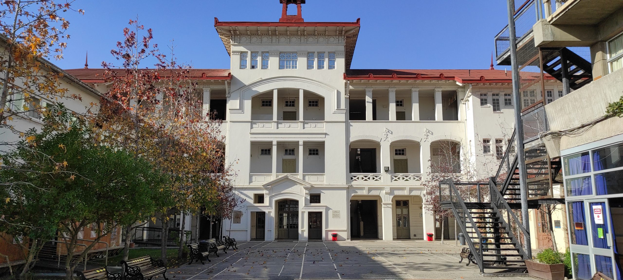 Estudiantes de Arquitectura desarrollan proyectos para mejorar infraestructura de la Sede Santiago