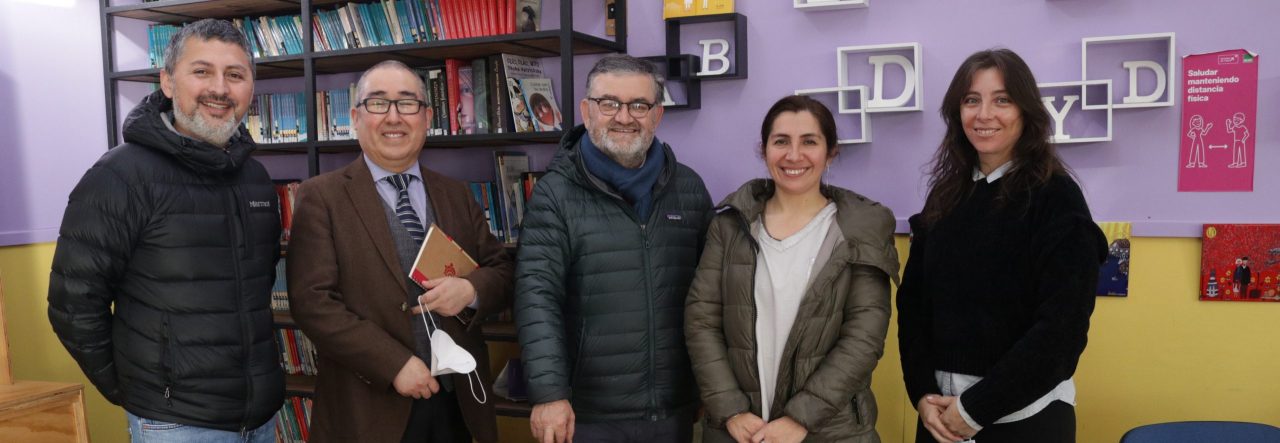 ULagos entrega libros a establecimientos educacionales y biblioteca Municipal de Castro