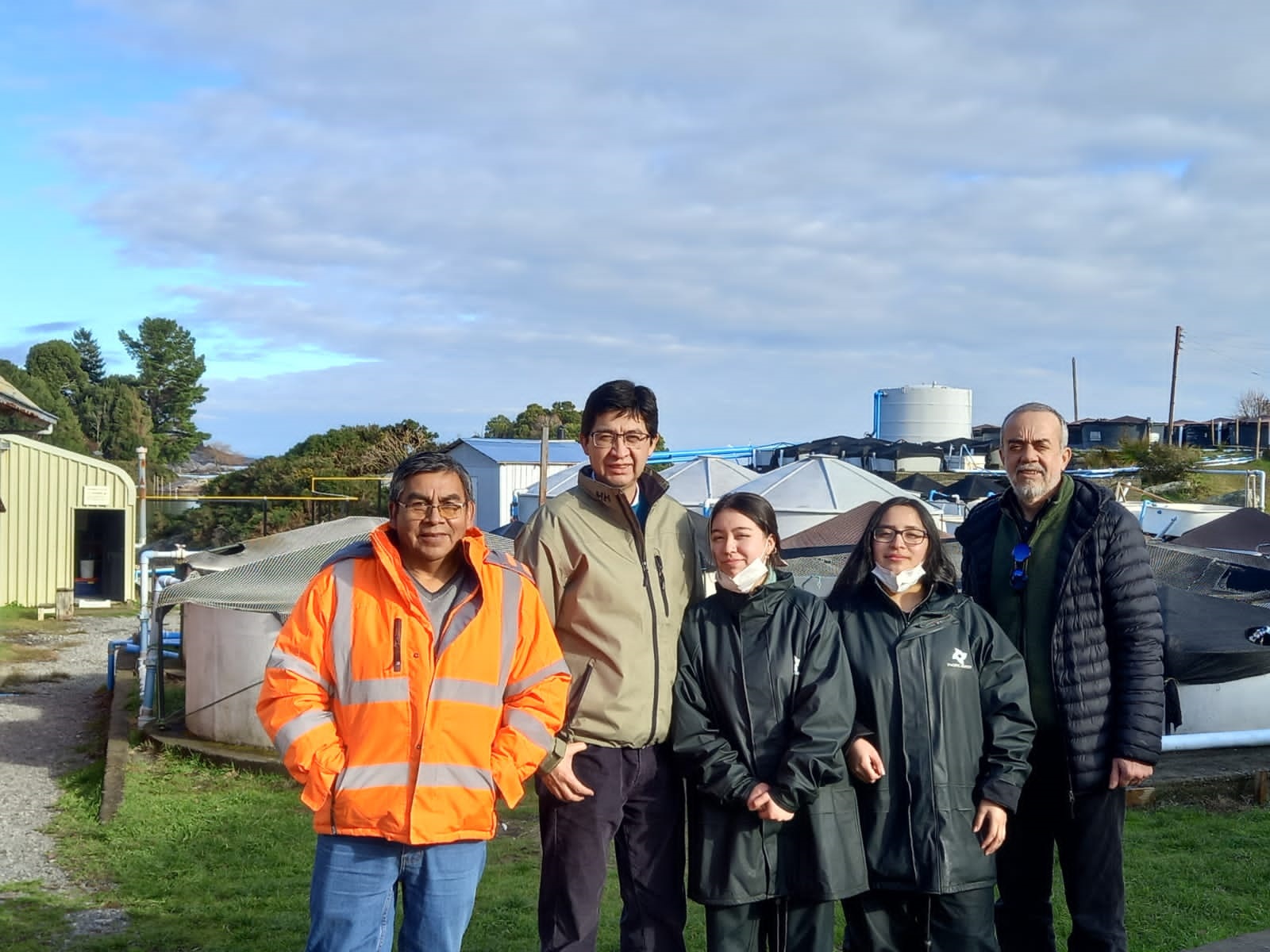 Estudiantes de liceos técnicos aprenden en terreno sobre acuicultura en la ULagos